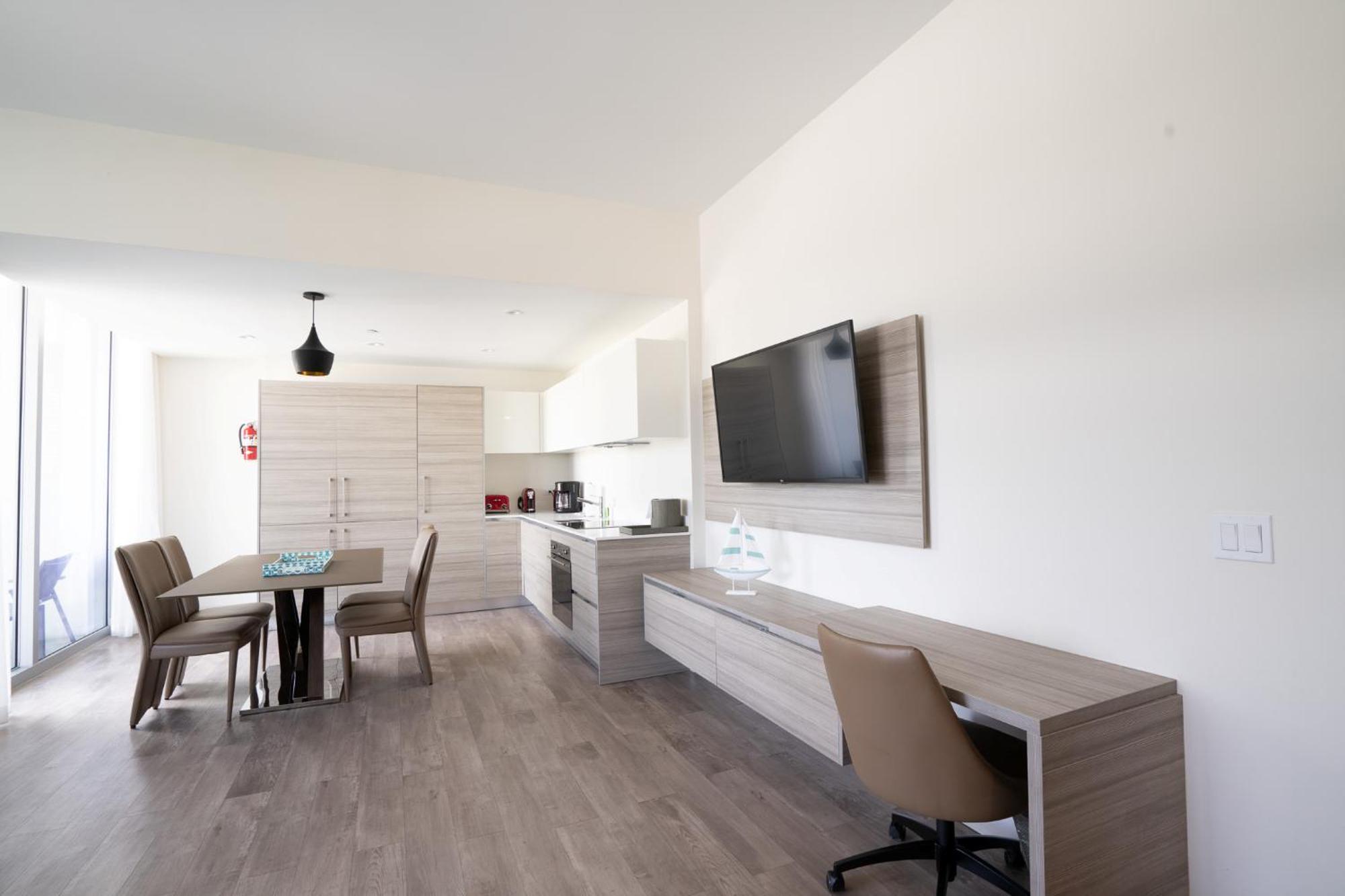 Global Rent - Costa Hollywood