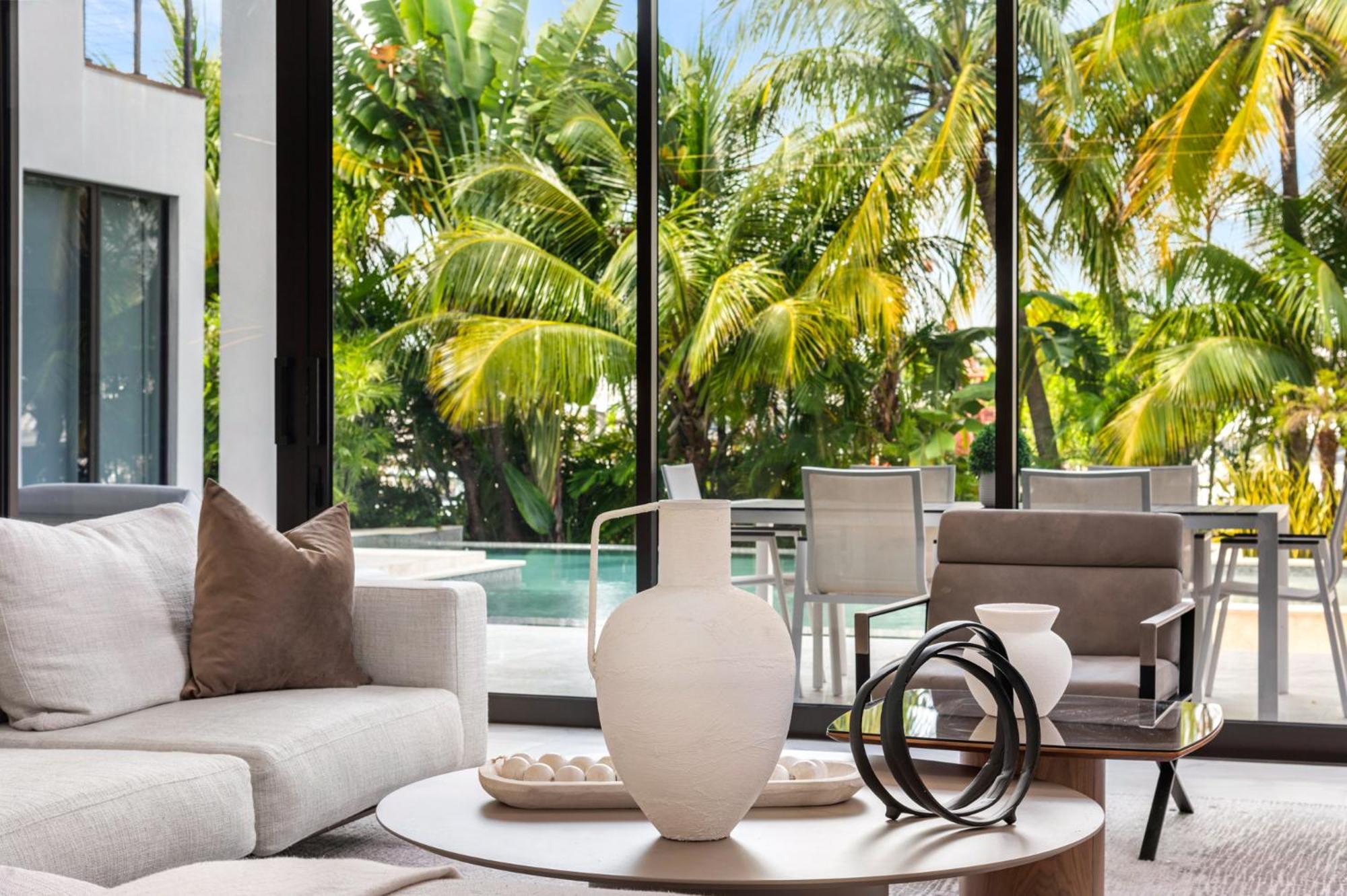 Villa Waterfront 6 Bedrooms Sleeps 14 People *