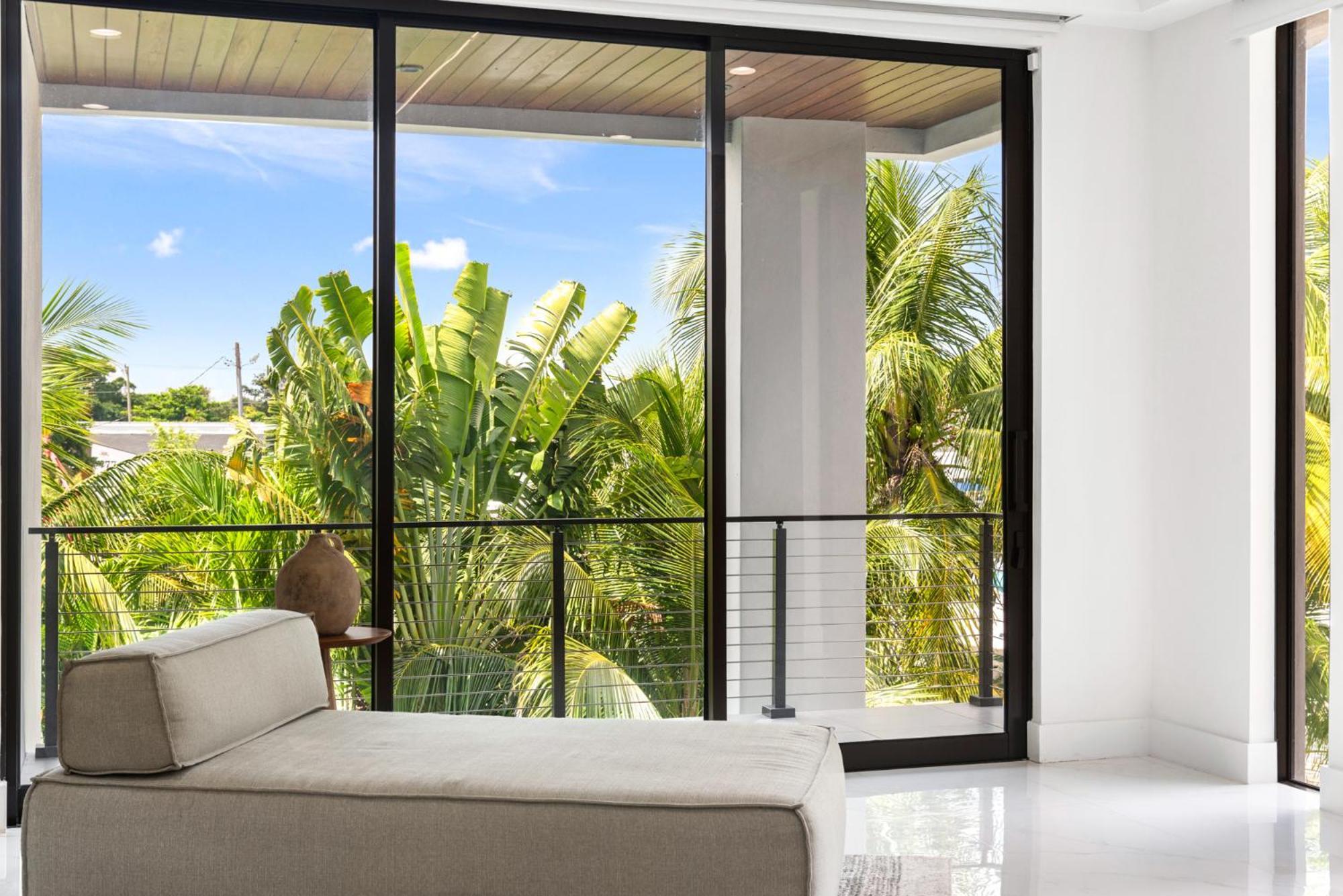 Villa Waterfront 6 Bedrooms Sleeps 14 People *