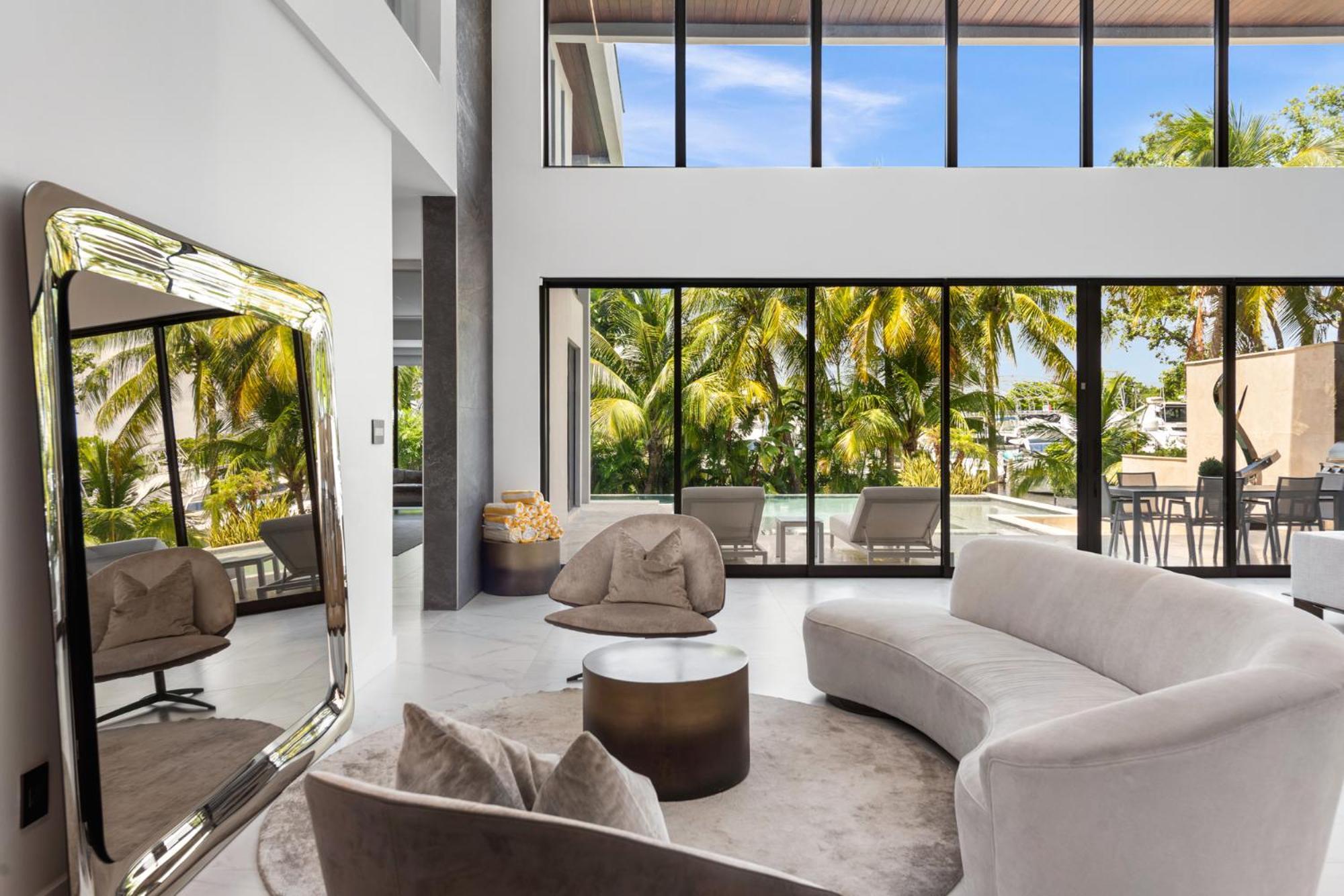 Villa Waterfront 6 Bedrooms Sleeps 14 People *