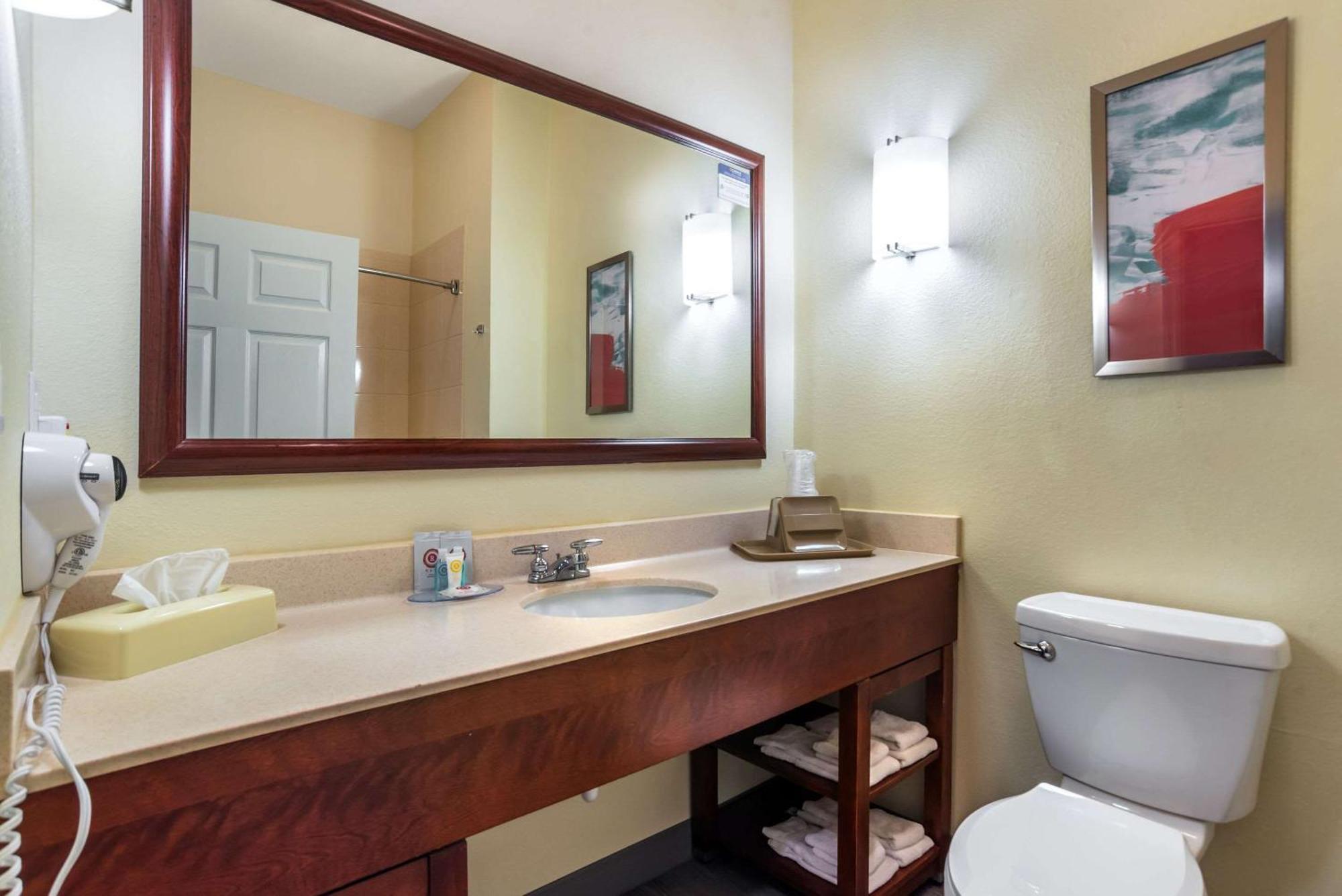 Hotel Comfort & Crestview