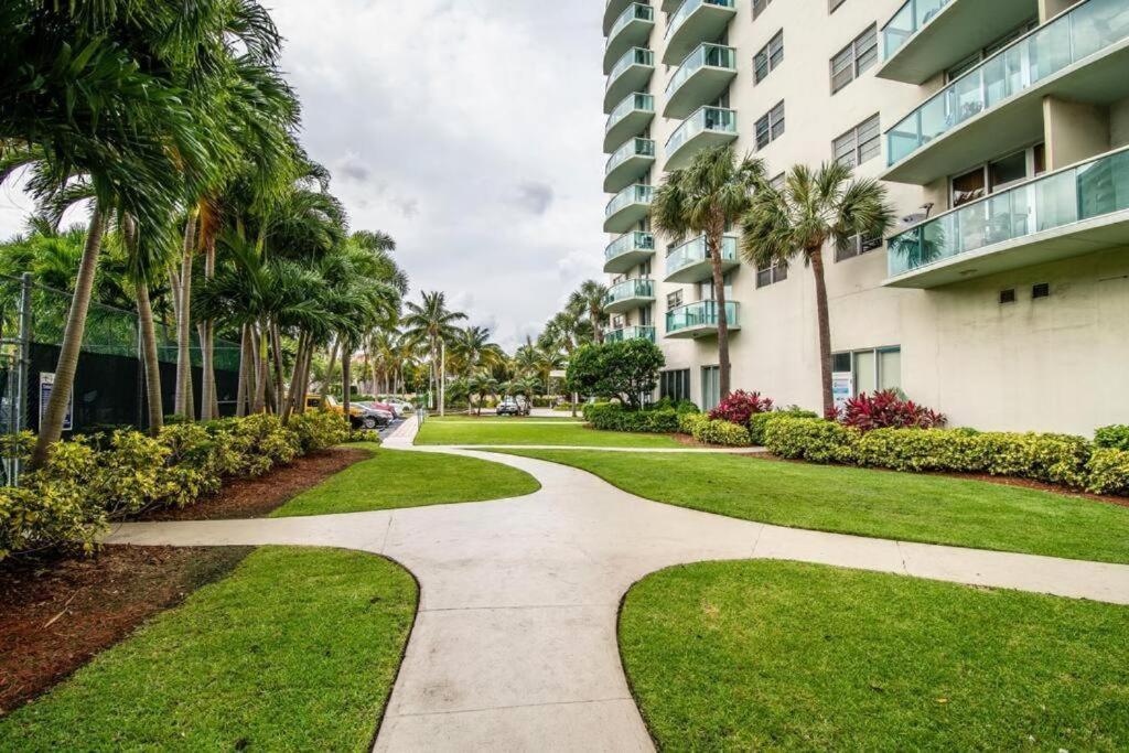 Apartment And Economic Family On The Sunny Isles Beach