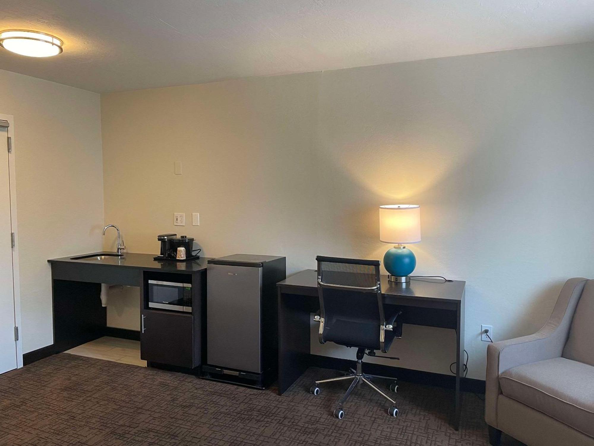 Hotel Suburban Airport 2*