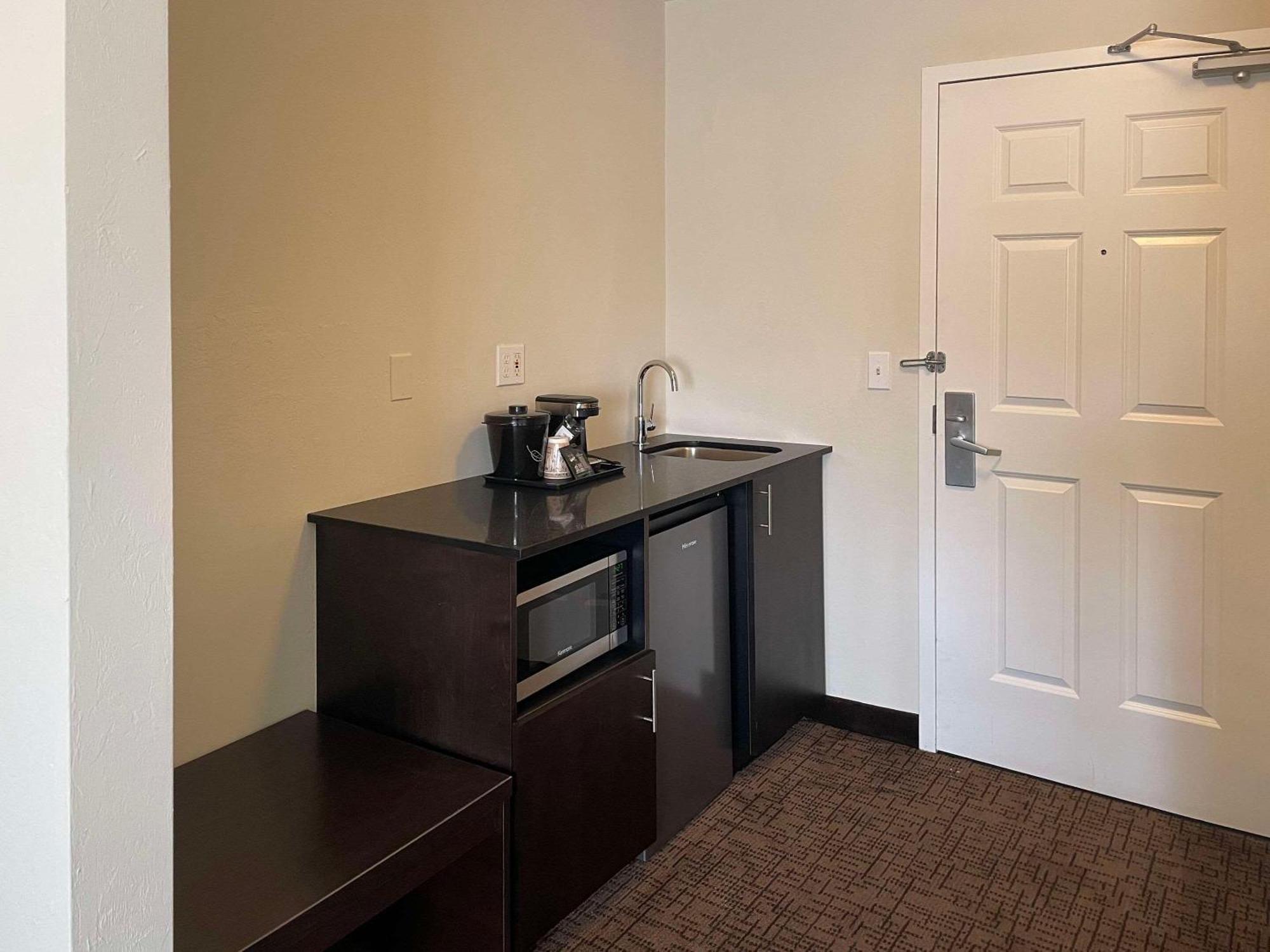 Suburban Airport Hotel