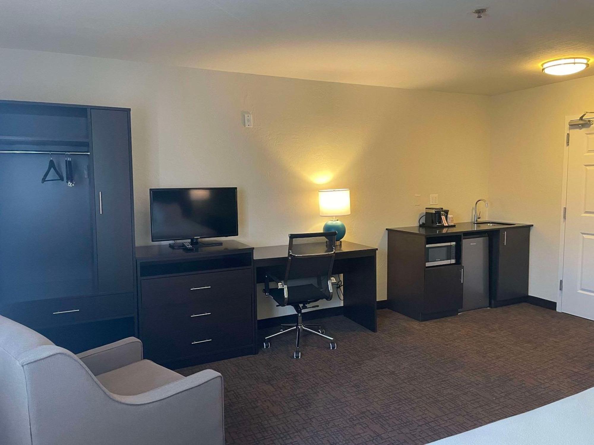 Suburban Airport Hotel