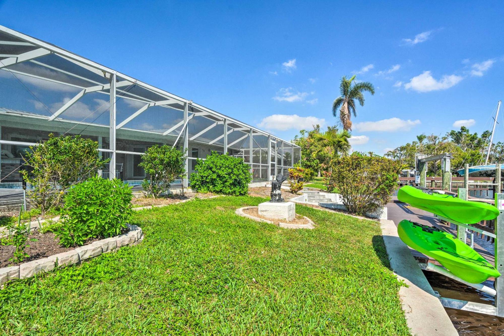 Holiday home Canal-front Oasis With Pool And Dock!