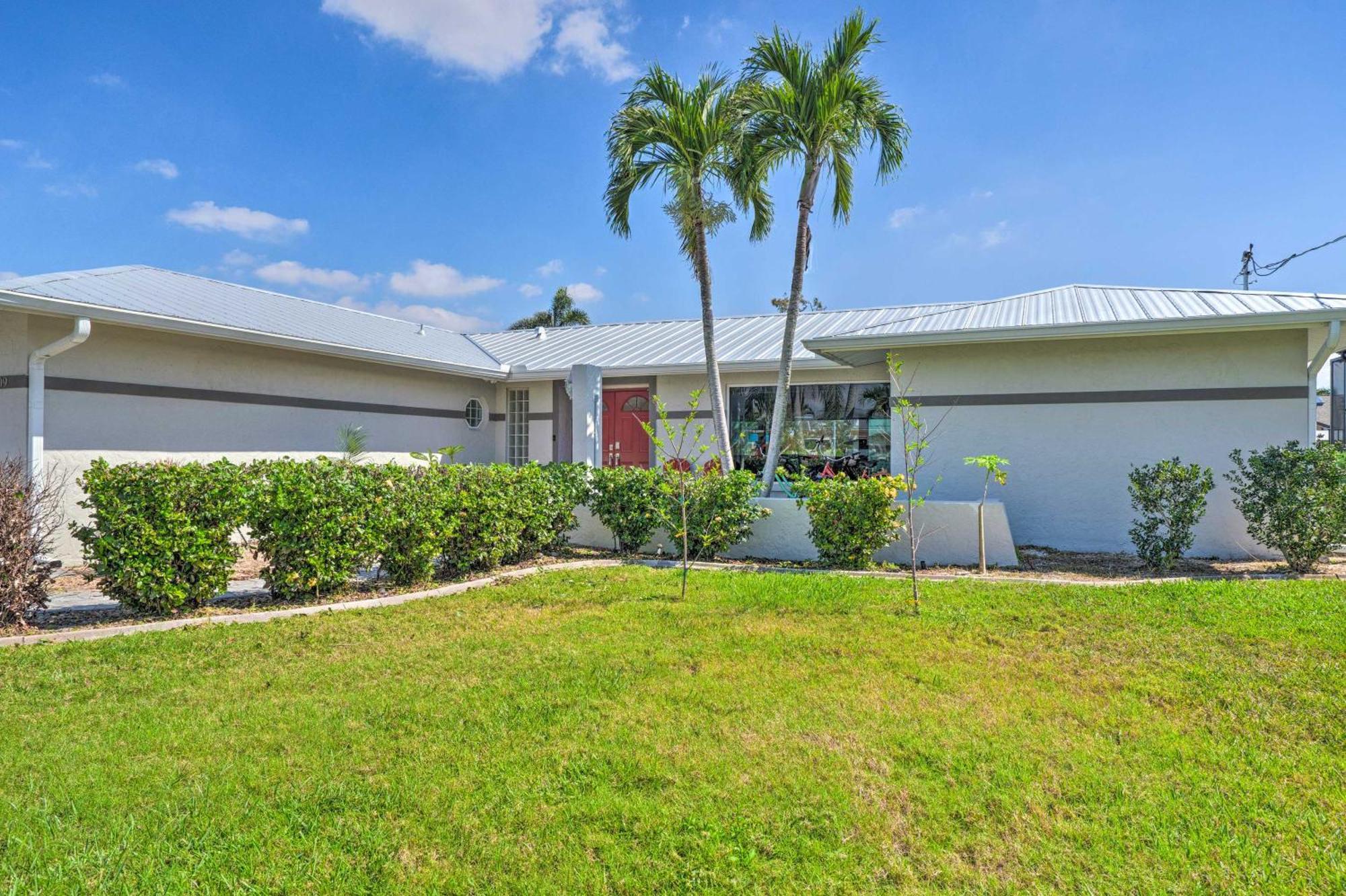 Canal-front Oasis With Pool And Dock! Holiday home Cape Coral