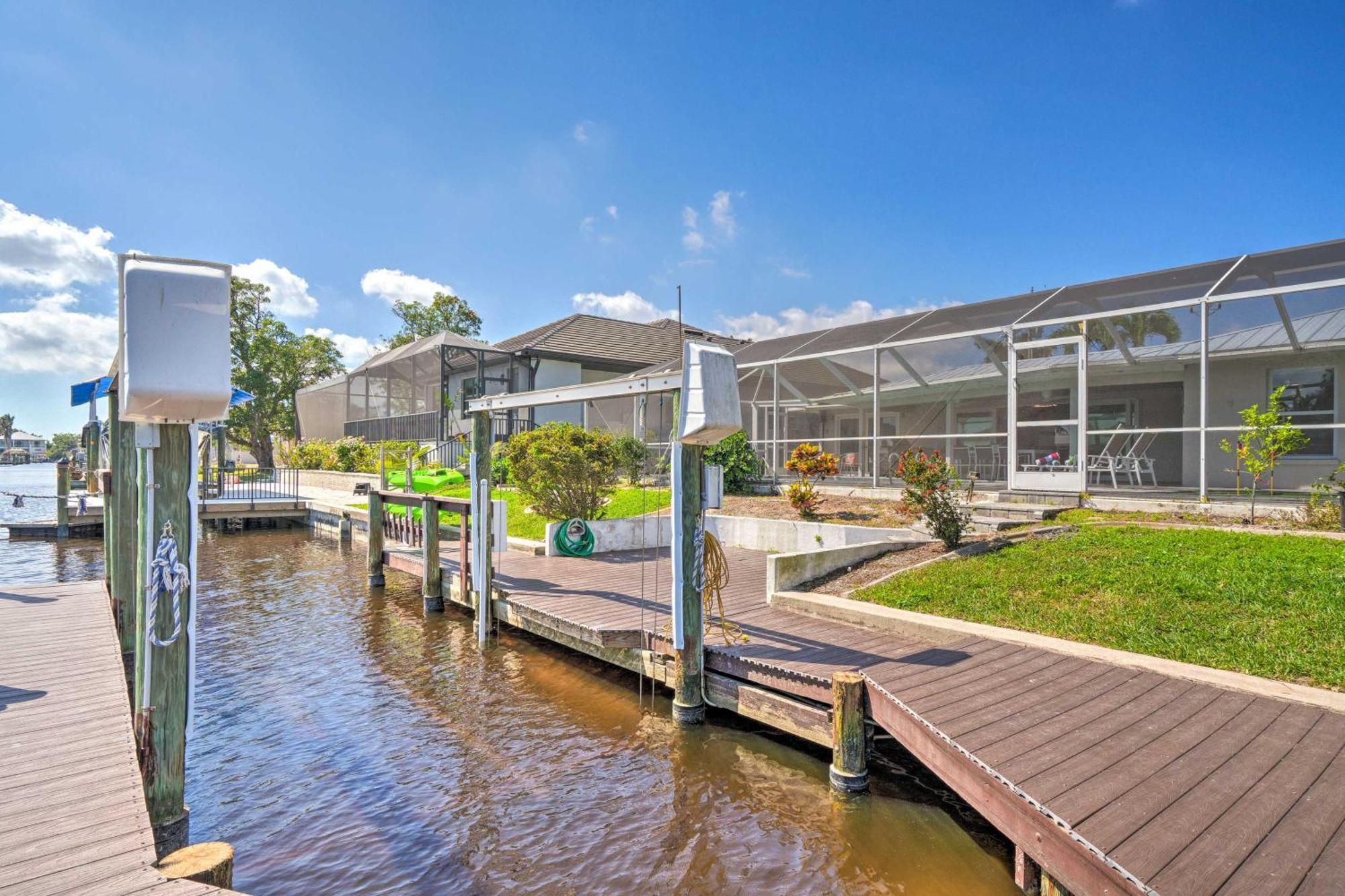 Holiday home Canal-front Oasis With Pool And Dock! *