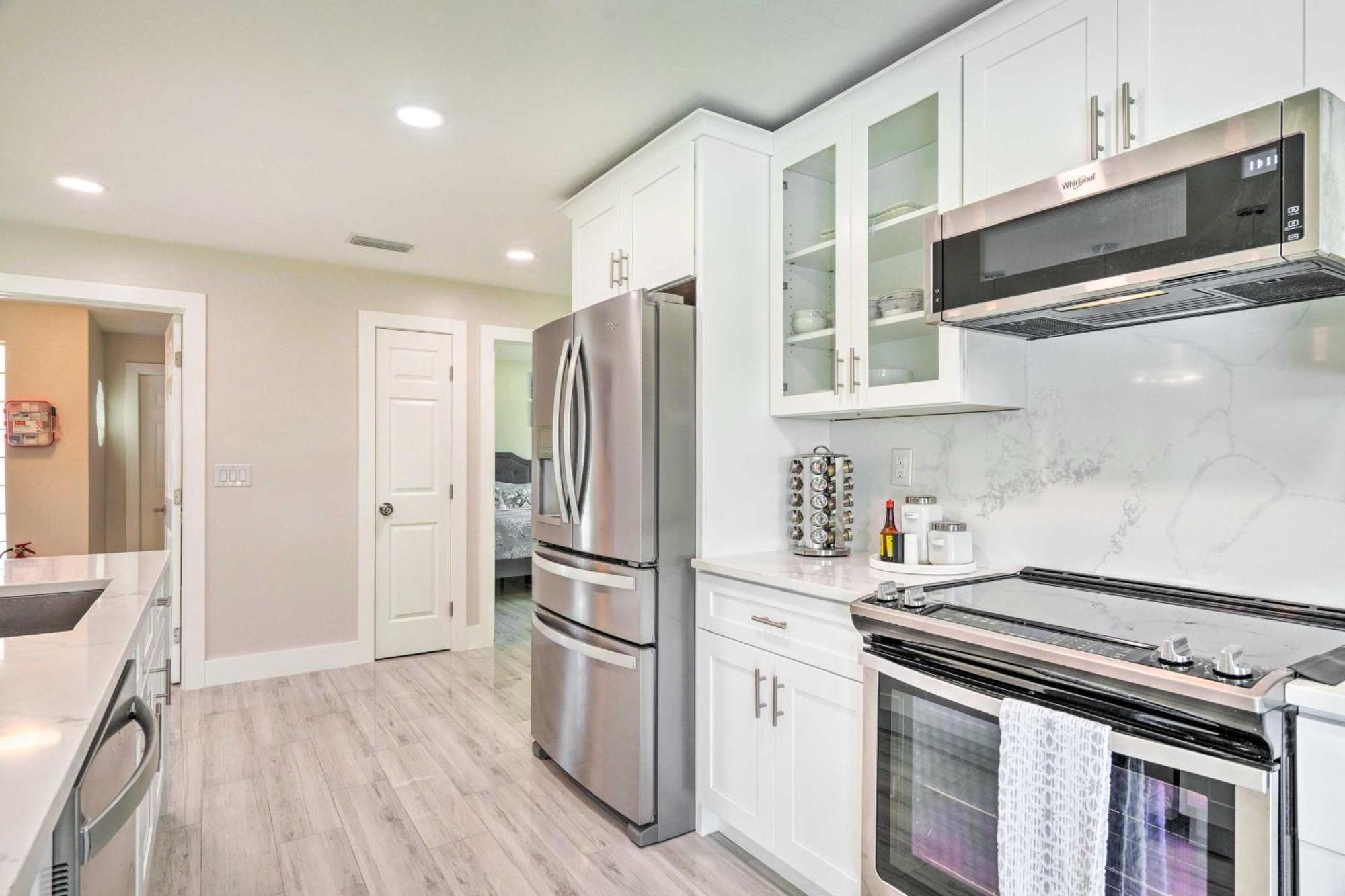 Canal-front Oasis With Pool And Dock! Holiday home Cape Coral