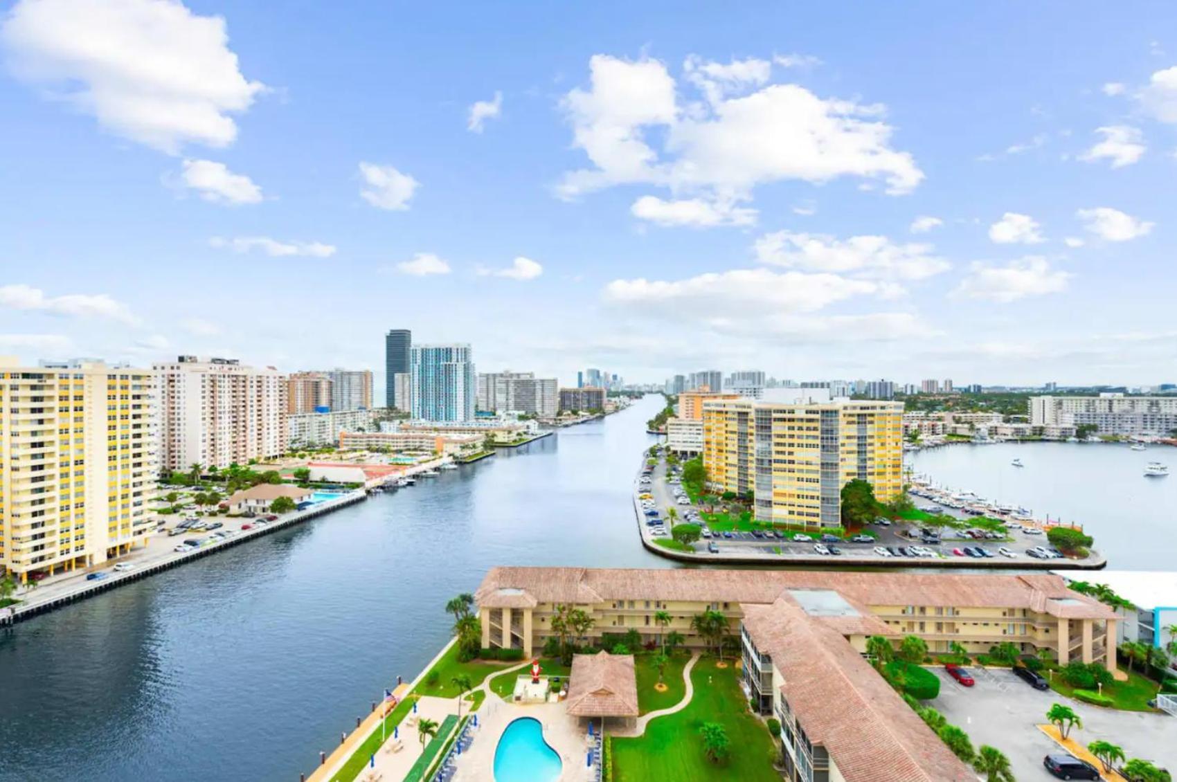 Water View Building With Pool - 5-min Walk To The - Cozy Hallandale Beach