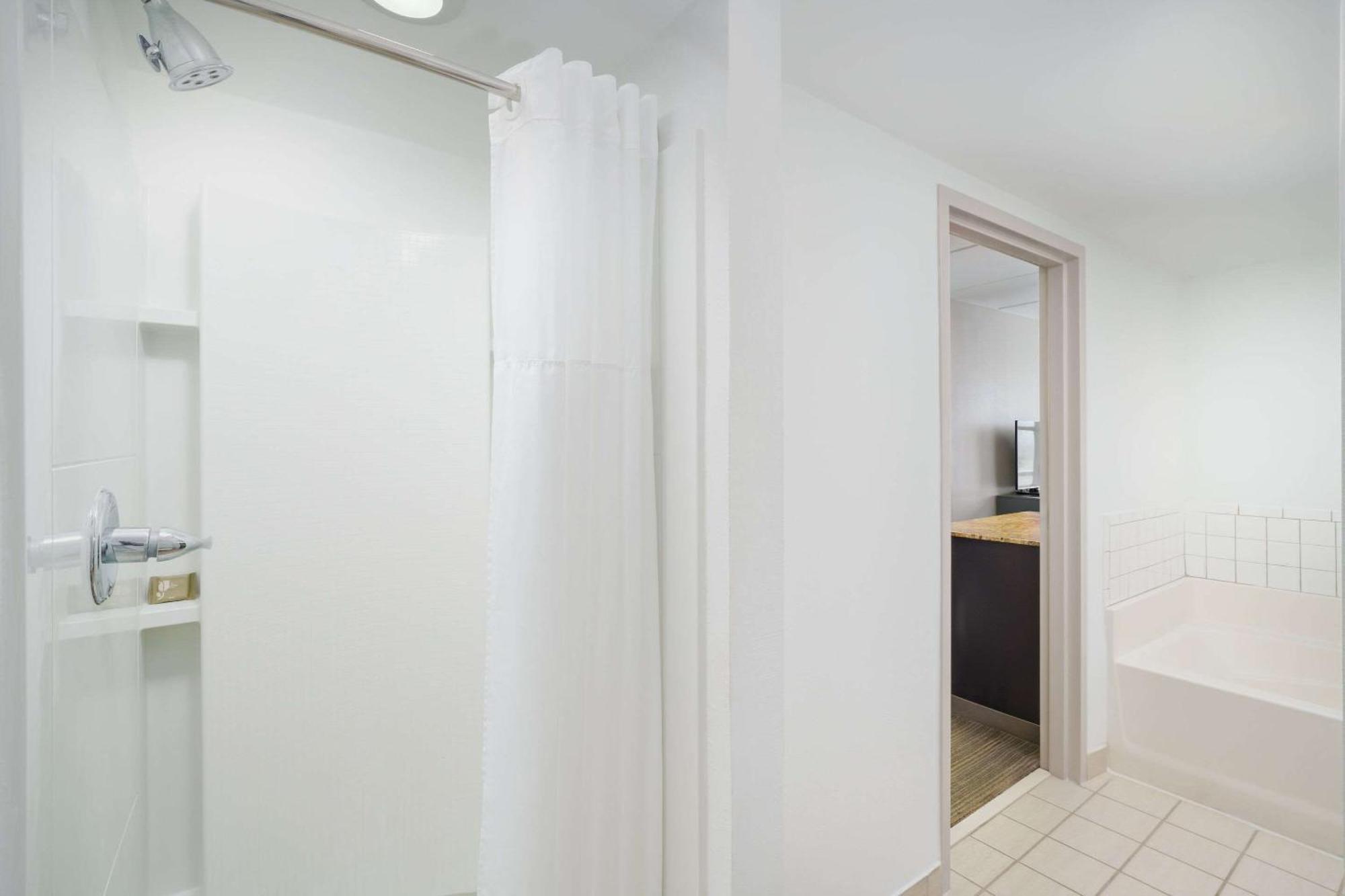 Hotel Country & By Radisson, Airport, Fl 3*