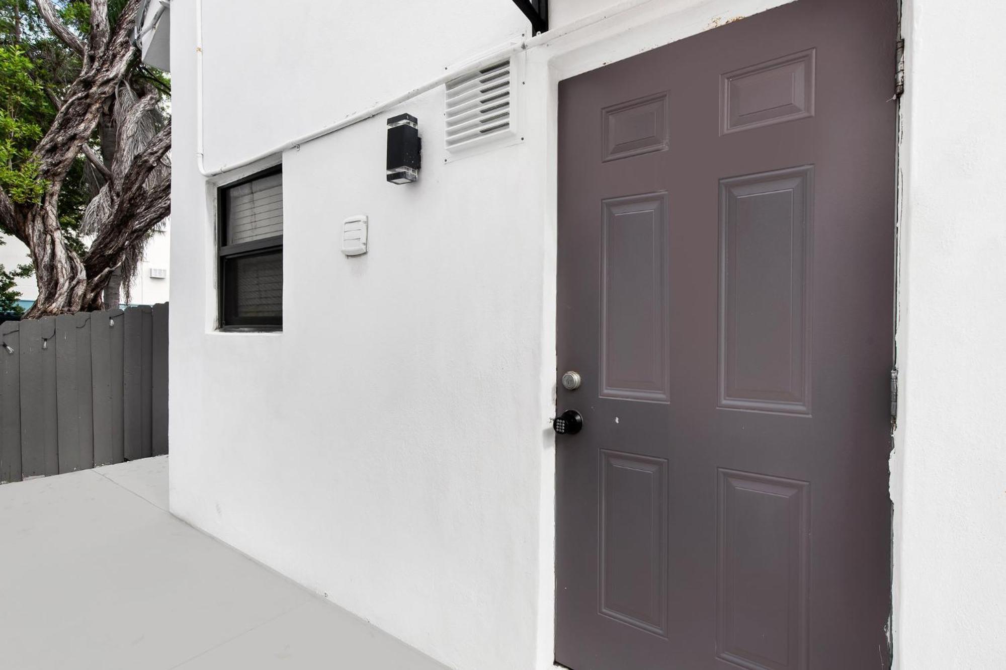 Steps From The Ocean Trendy Loft Unit # 6 Hollywood