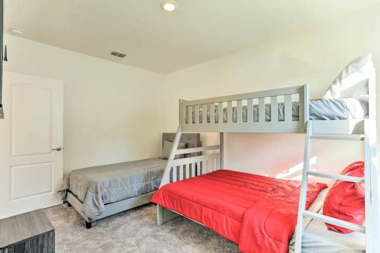 61 Massive 4 Bedroom Close To The With A Pool *