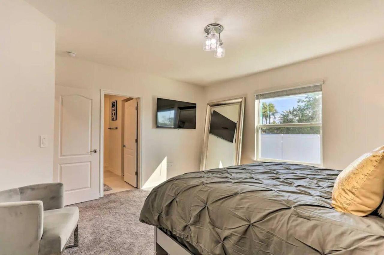 61 Massive 4 Bedroom Close To The With A Pool *