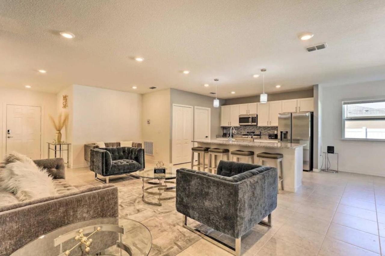 61 Massive 4 Bedroom Close To The With A Pool