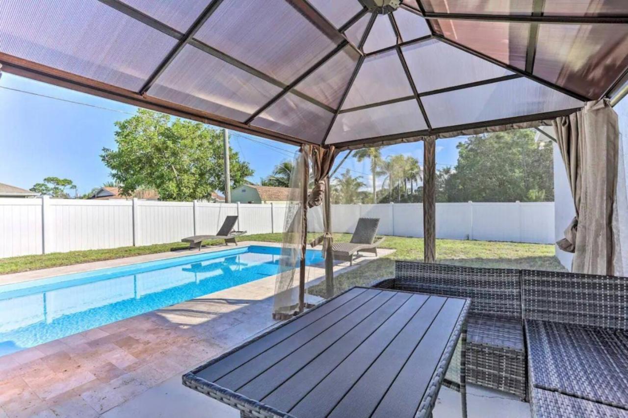 Holiday home 61 Massive 4 Bedroom Close To The With A Pool *