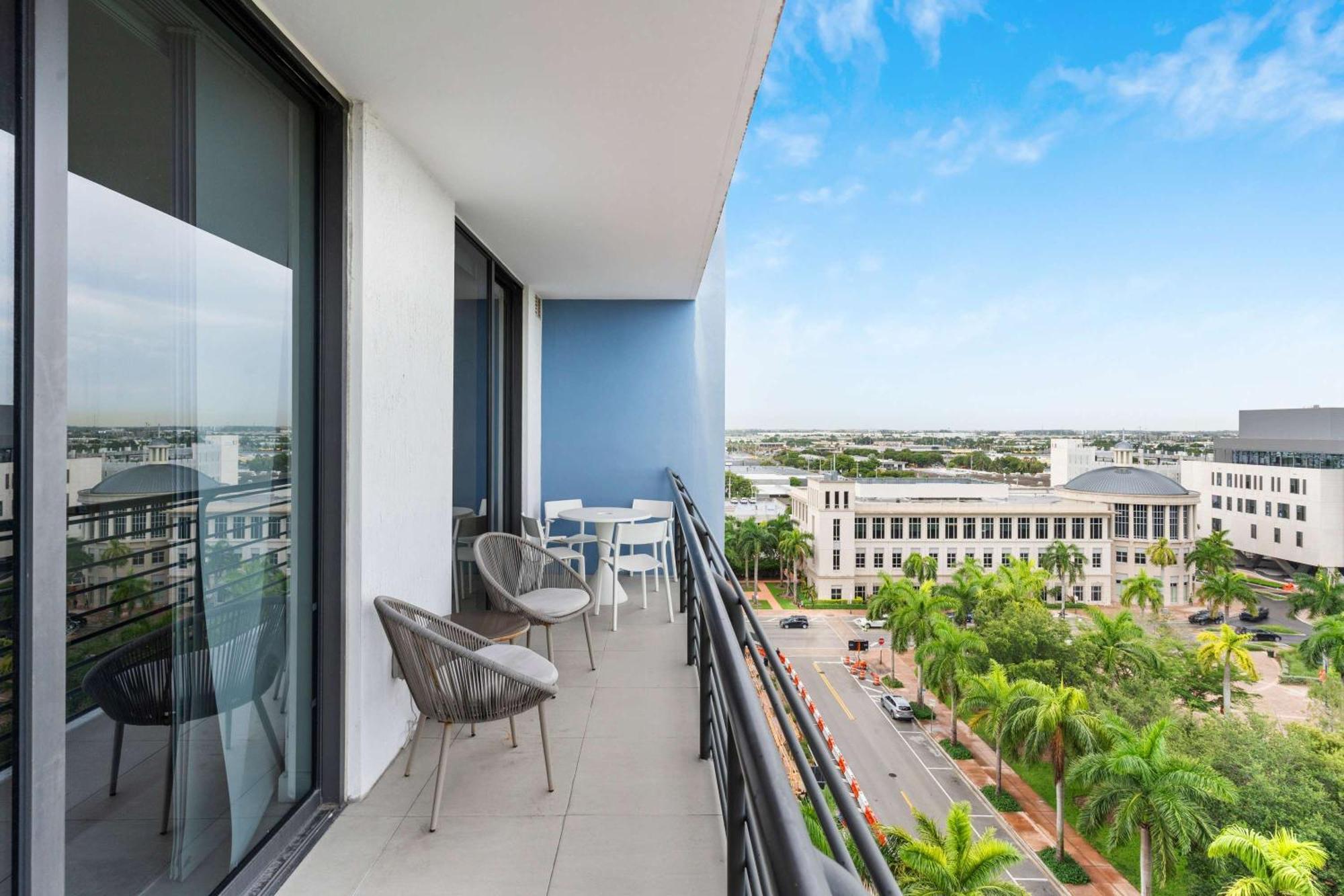 La Central- Cityplace Doral And Across From A Park * Miami