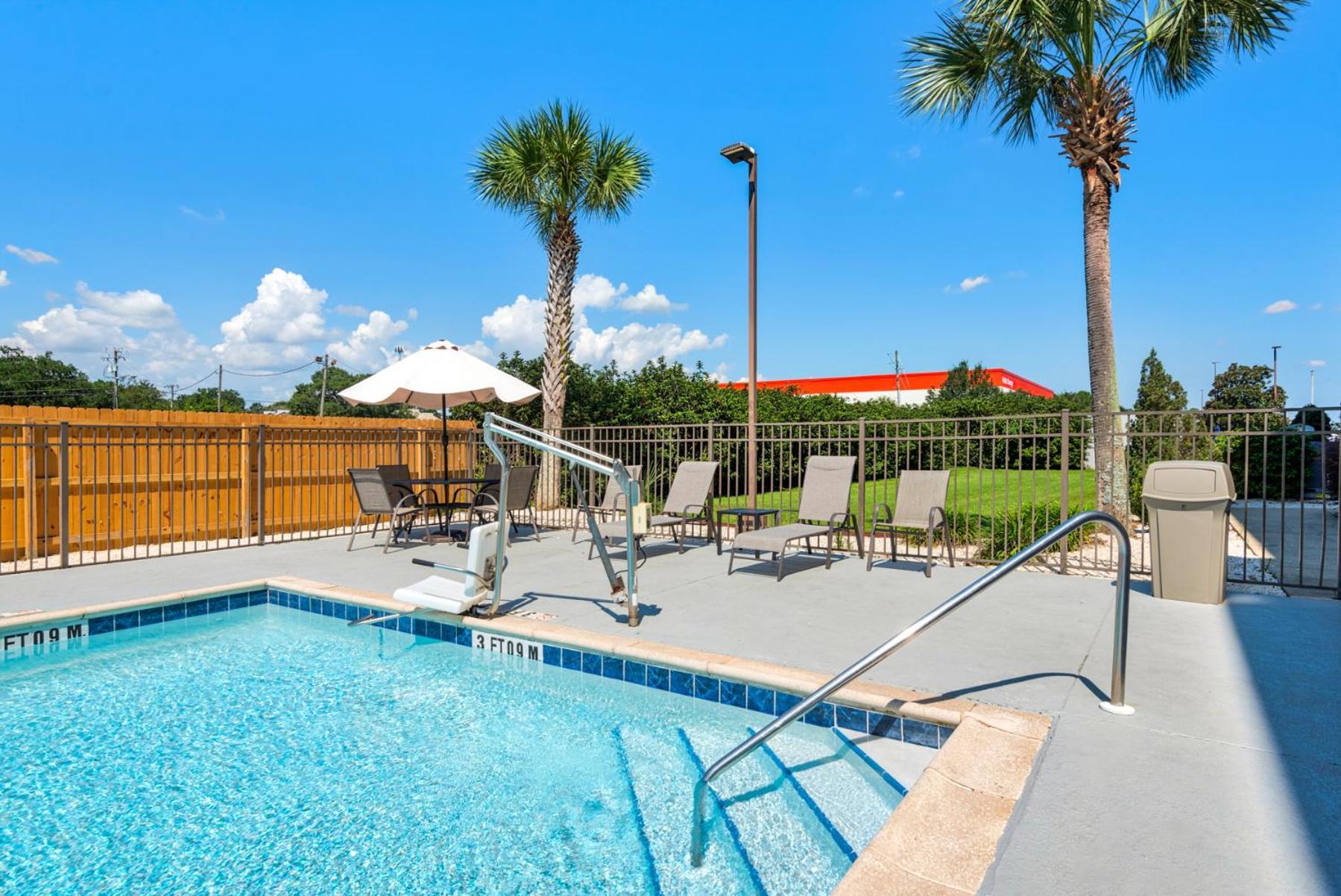 Hampton & I-10 N At Town Plaza Hotel 3*