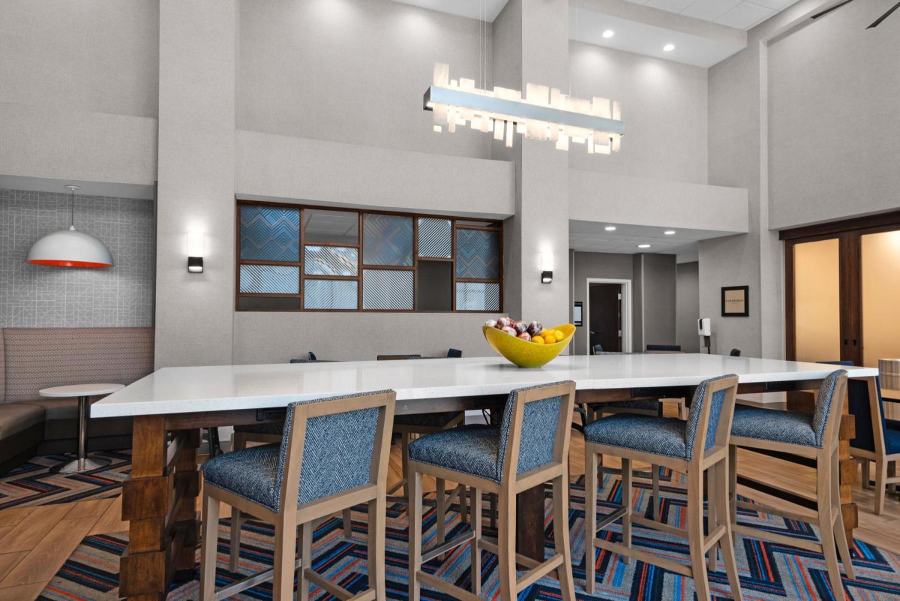 Hampton & I-10 N At Town Plaza 3*