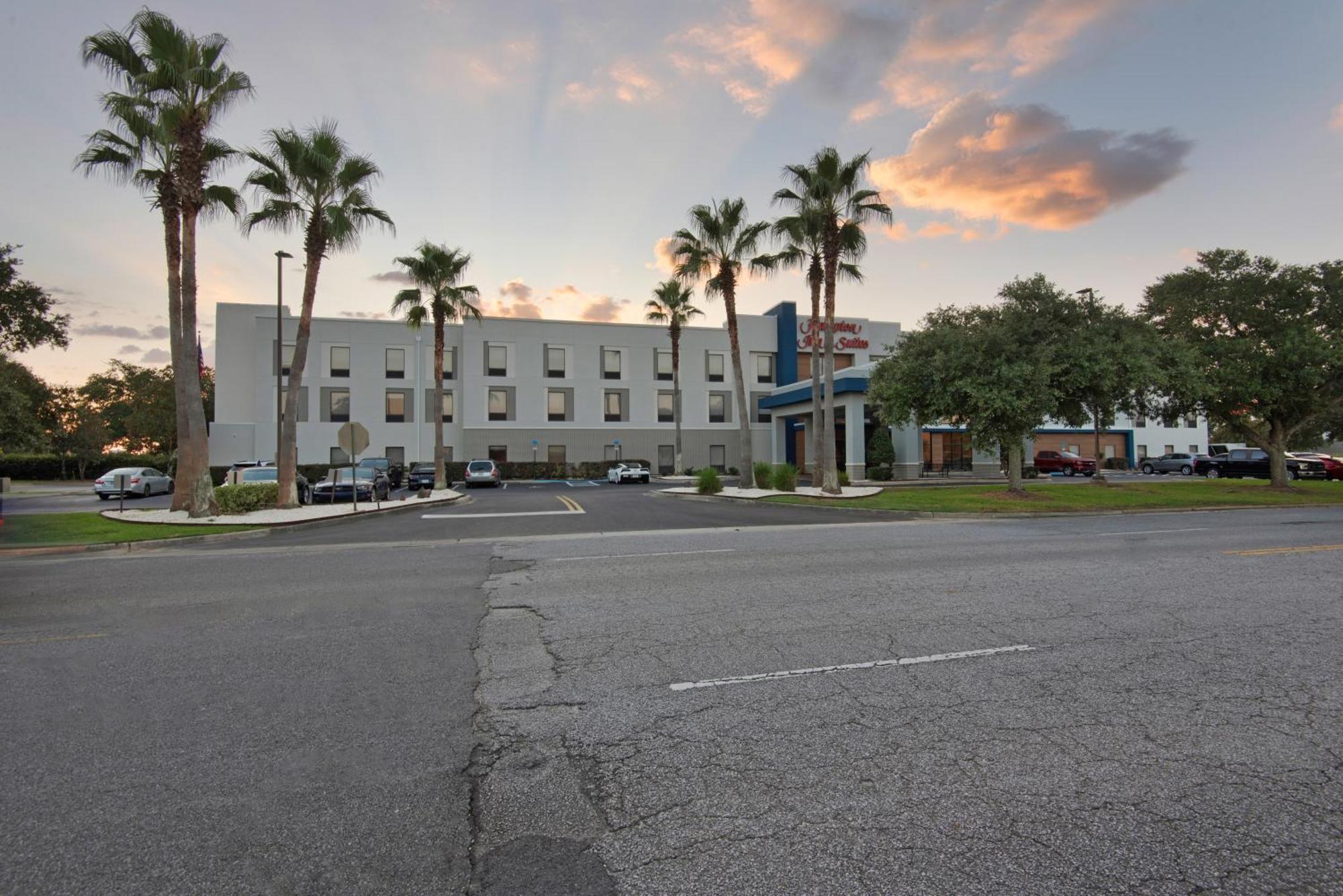 Hampton & I-10 N At Town Plaza Hotel 3*