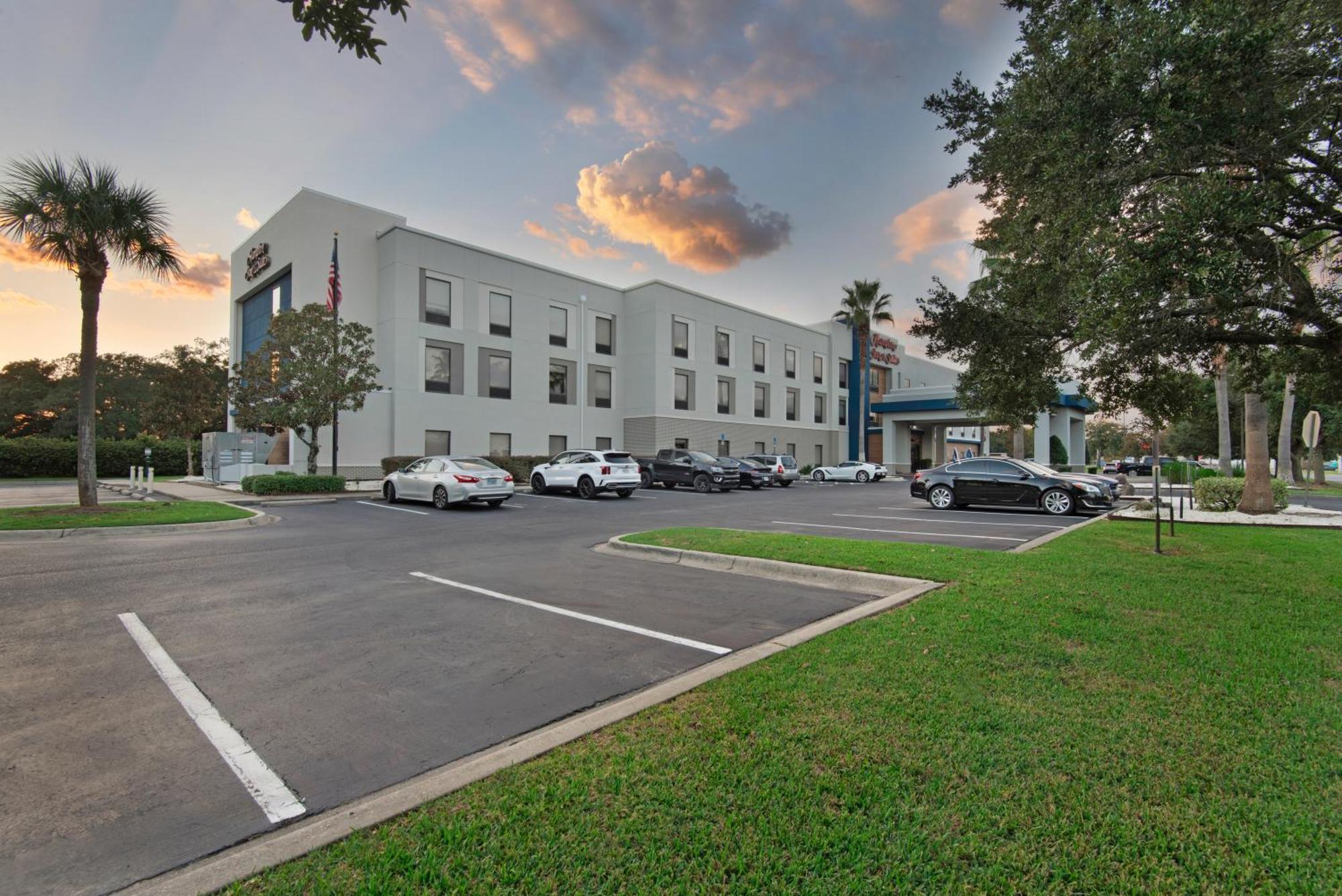 Hotel Hampton & I-10 N At Town Plaza 3*