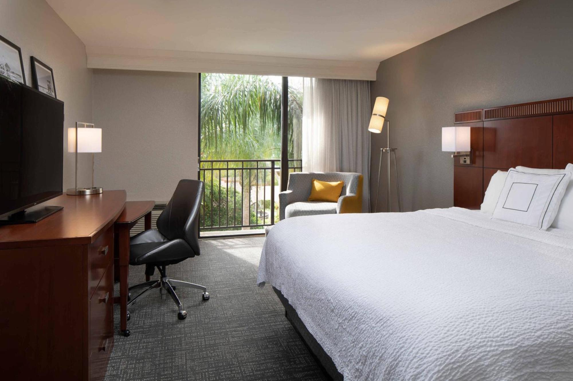 Courtyard By Marriott Sarasota/riverfront Hotel