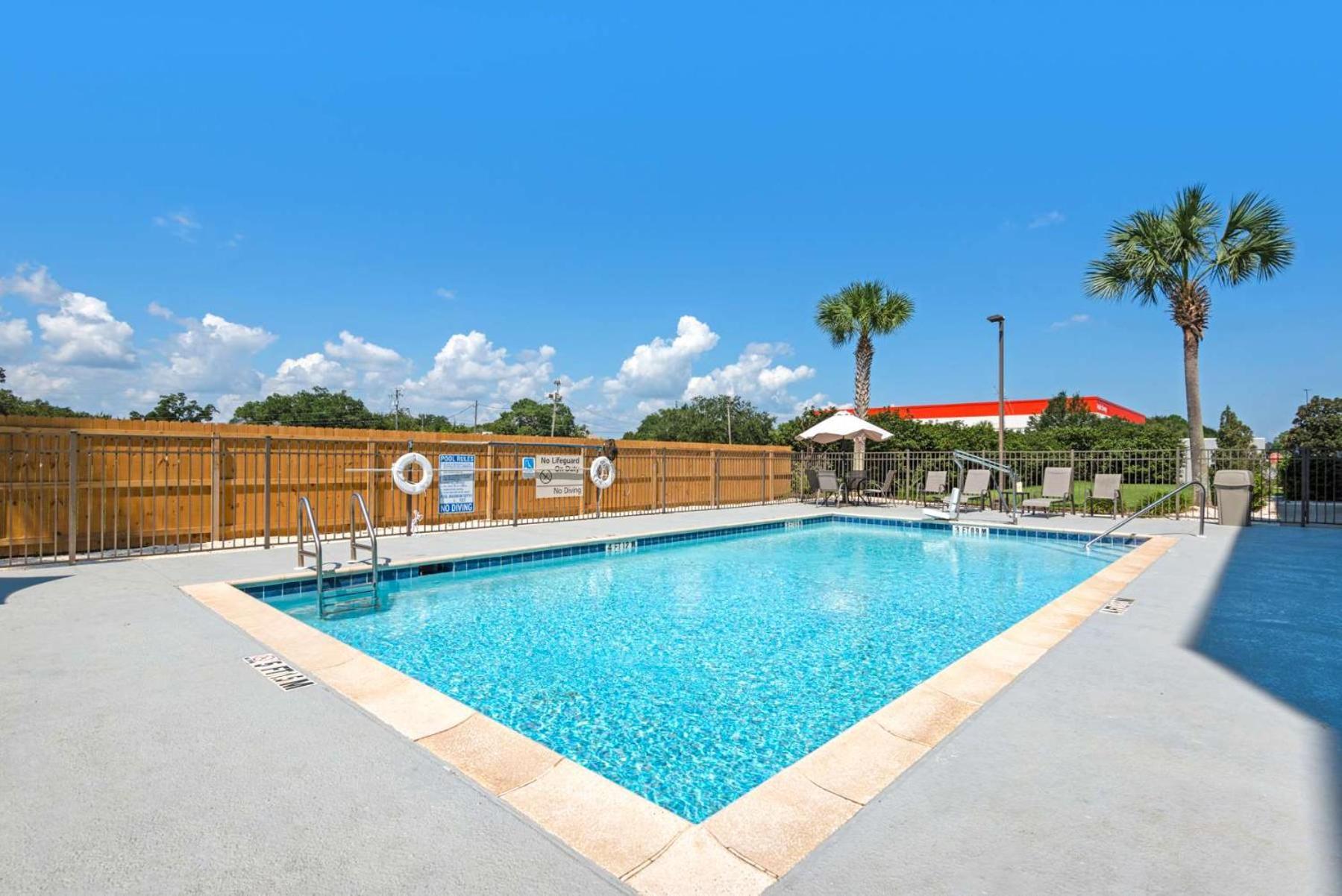 Hotel Hampton & I-10 N At Town Plaza 3*