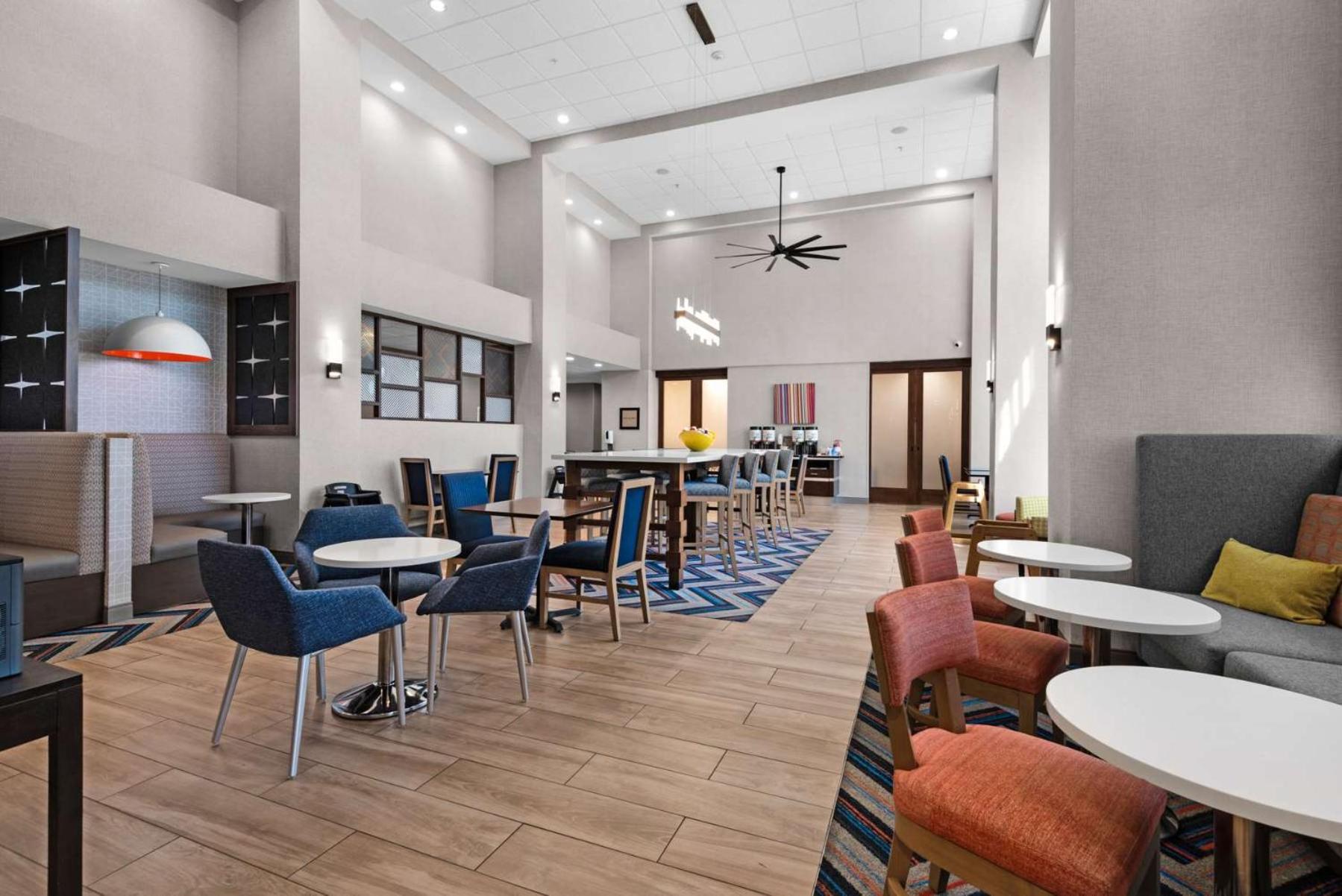 Hampton & I-10 N At Town Plaza 3*