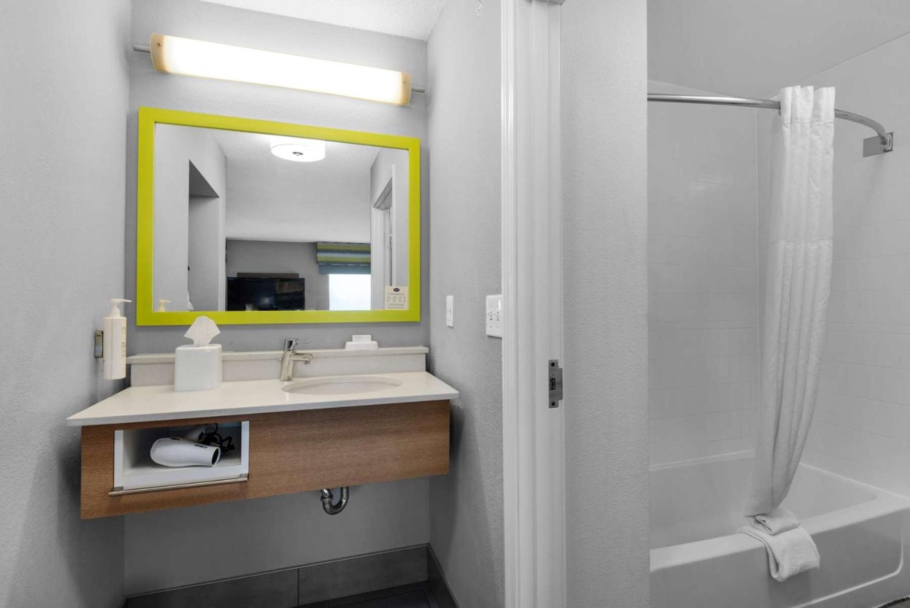 Hotel Hampton & I-10 N At Town Plaza 3*