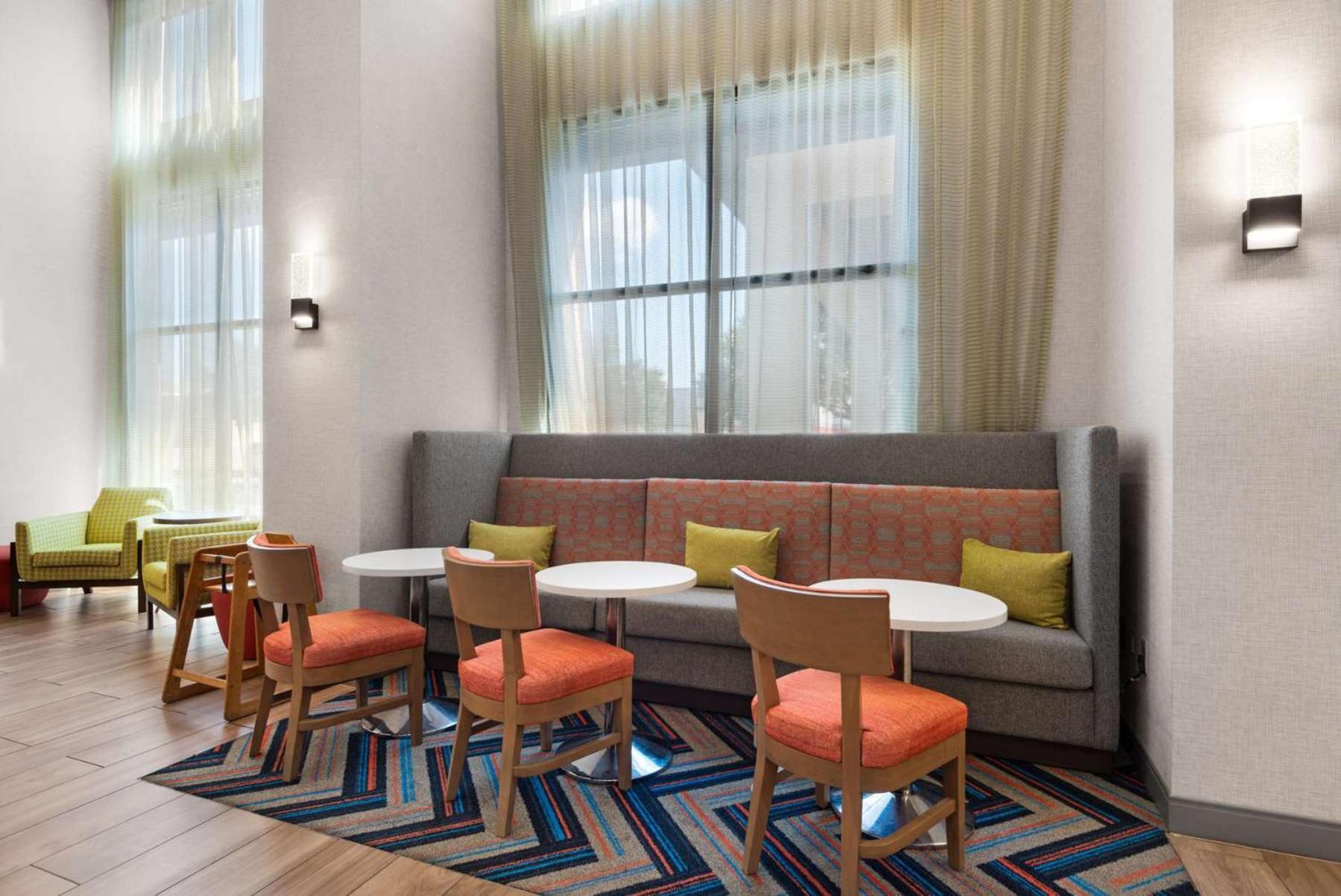 Hotel Hampton & I-10 N At Town Plaza 3*