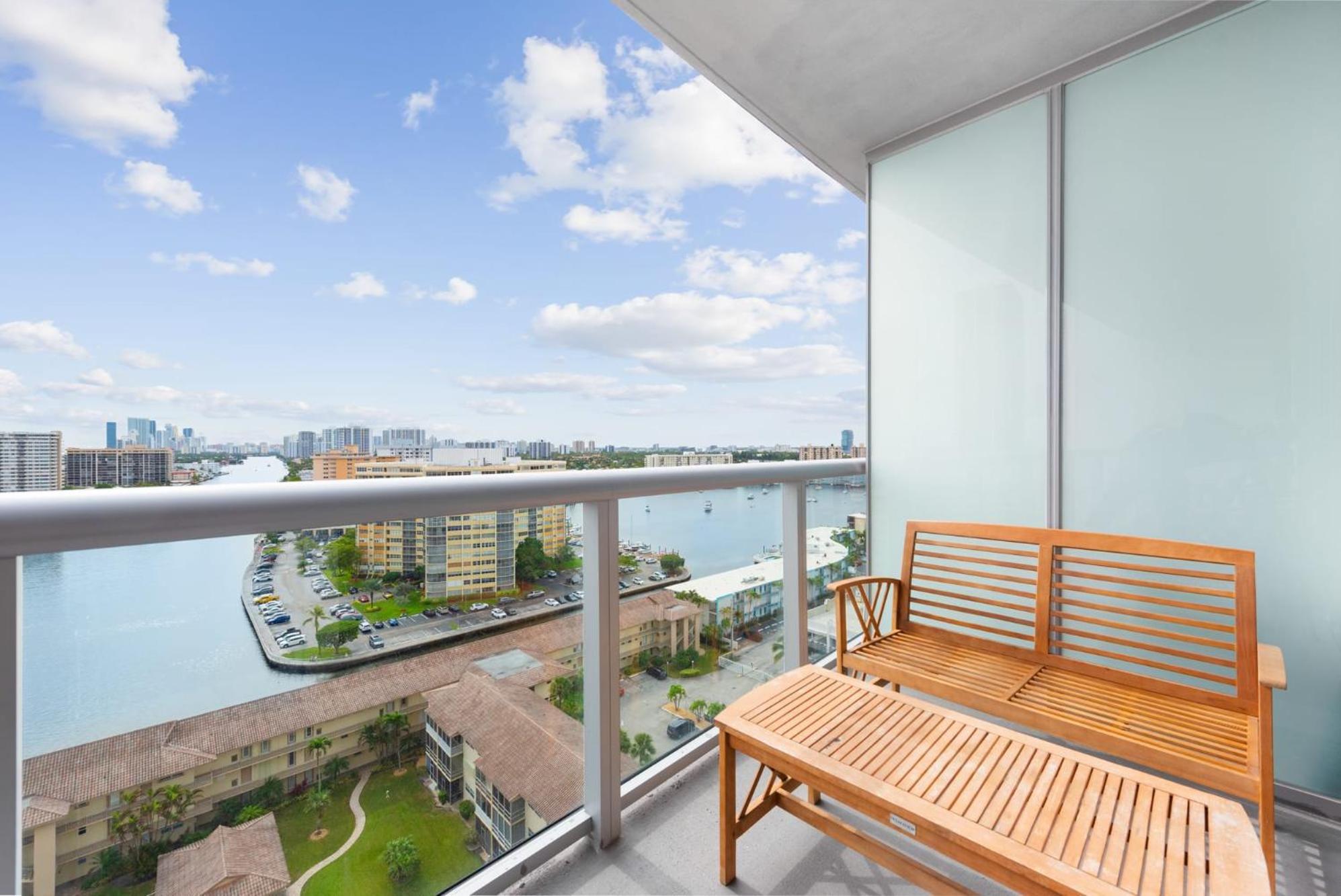 Water View Building With Pool - 5-min Walk To The * Hallandale Beach