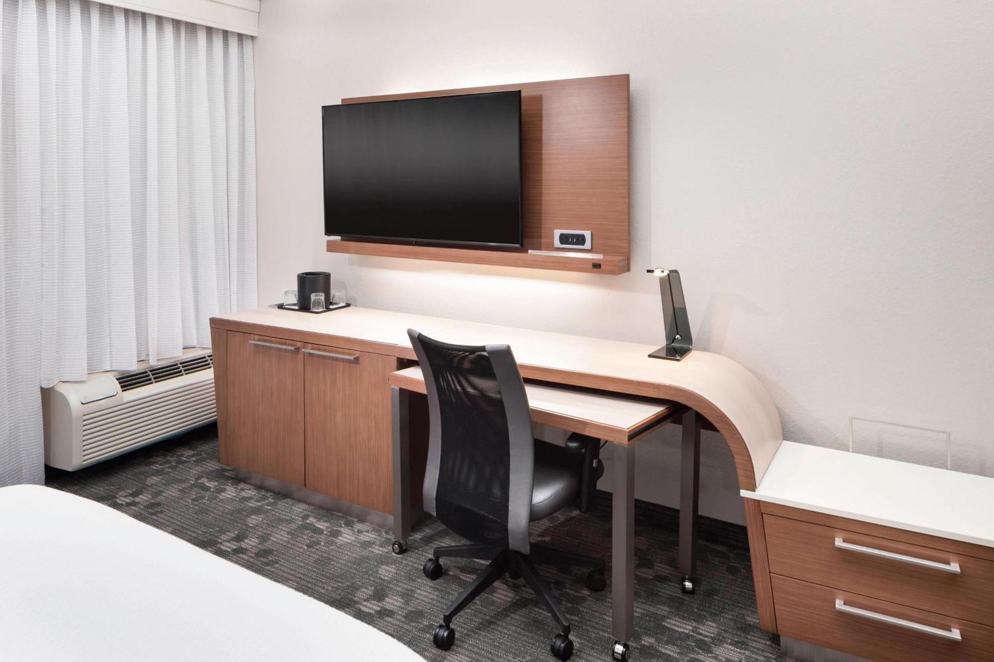 Courtyard By Marriott Pensacola