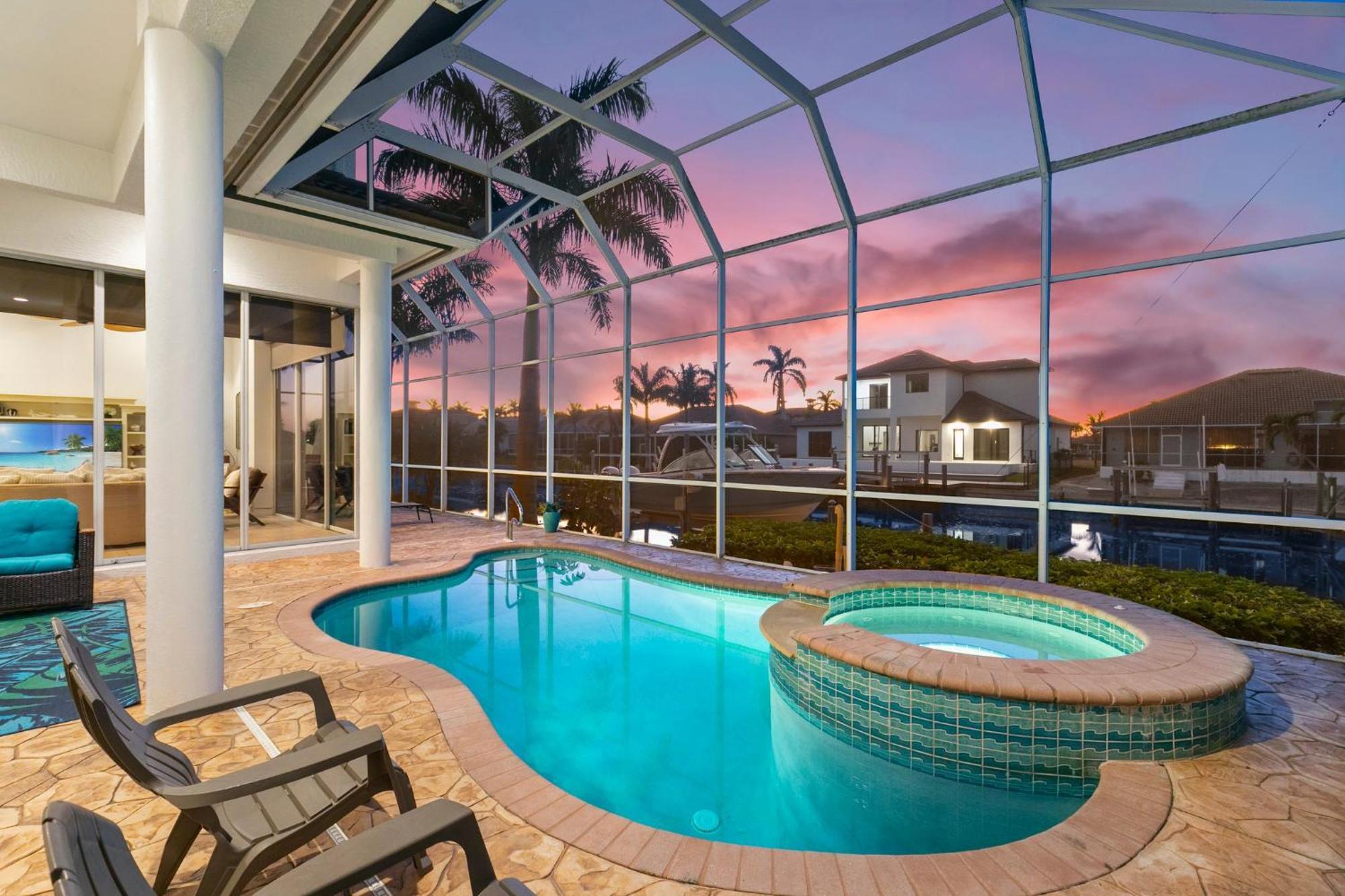 Unique 5 Bed Waterfront Woodbine Ct With Private Pool Holiday home *