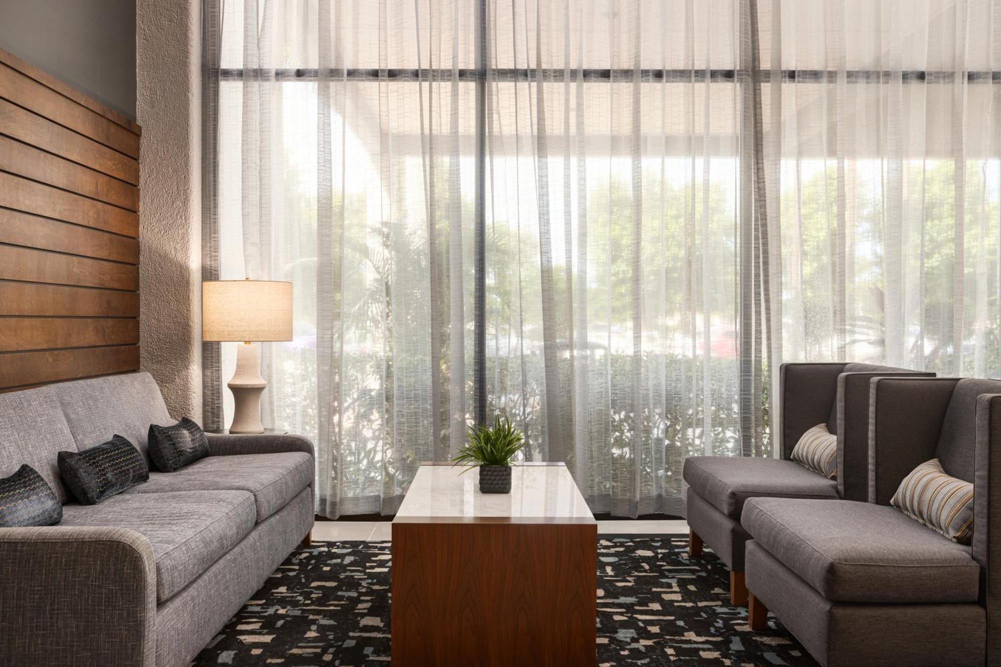 Doubletree By Hilton Myers At Bell Tower Shops Hotel Fort Myers