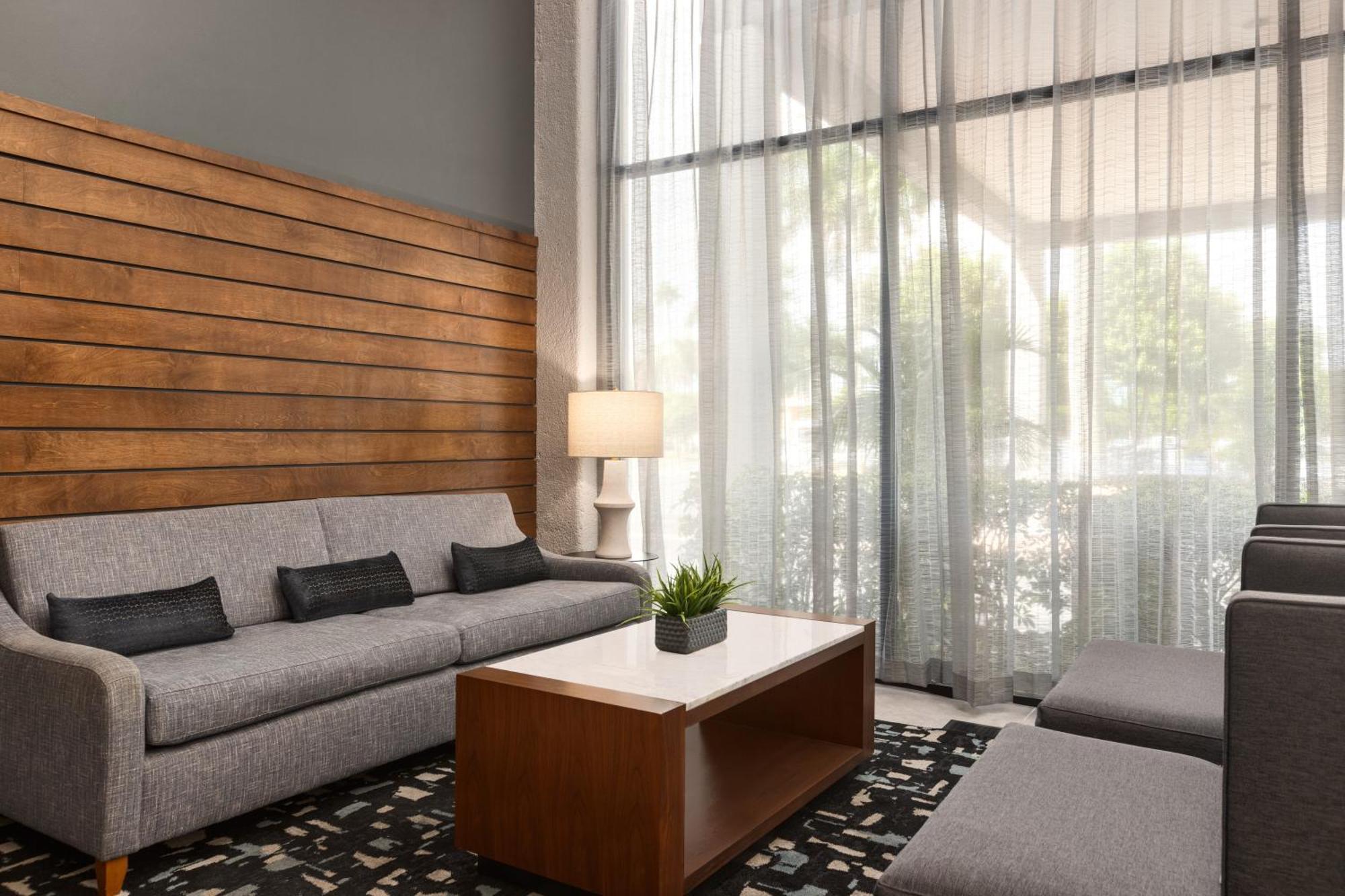 Hotel Doubletree By Hilton Myers At Bell Tower Shops Fort Myers