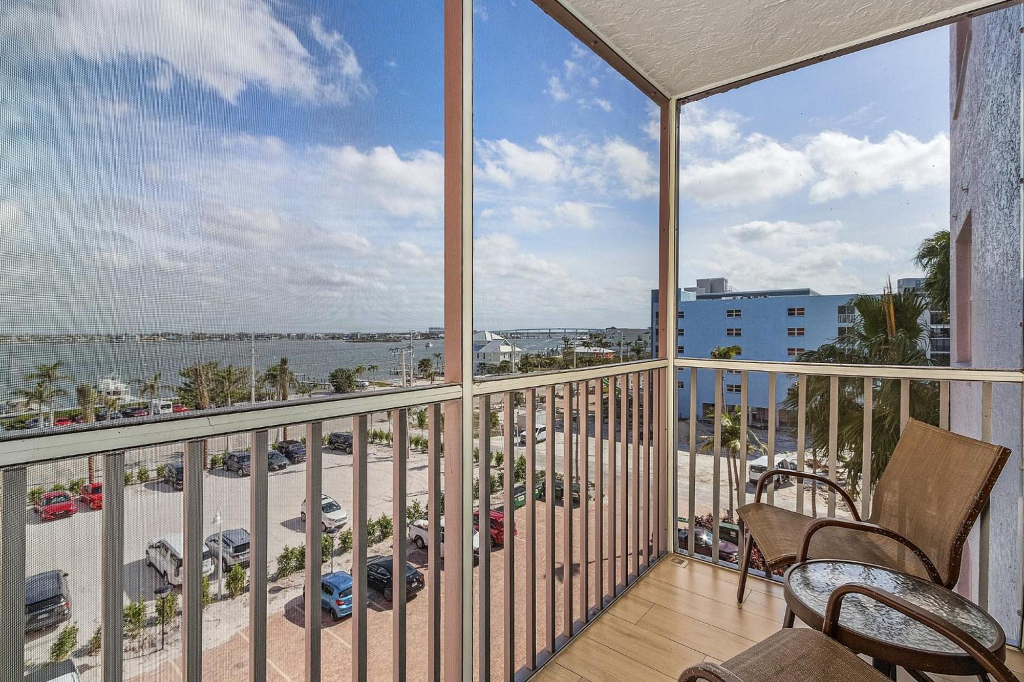 Estero Island 2br: Ocean Views, Pool & Bbq Area * Fort Myers Beach
