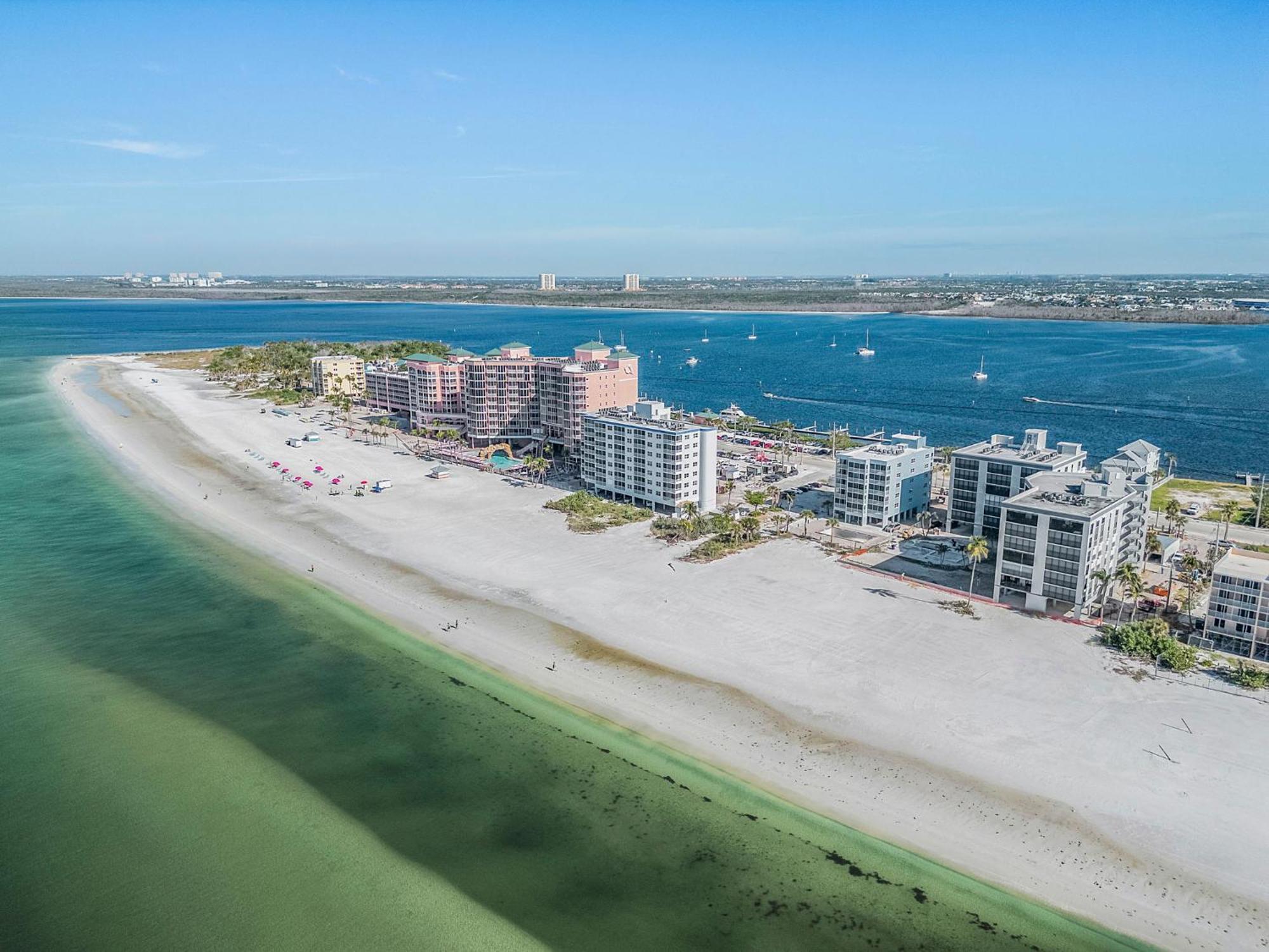 Holiday home Estero Island 2br: Ocean Views, Pool & Bbq Area Fort Myers Beach