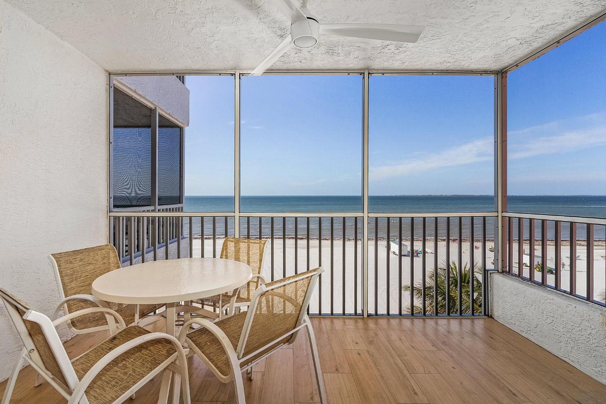 Estero Island 2br: Ocean Views, Pool & Bbq Area *