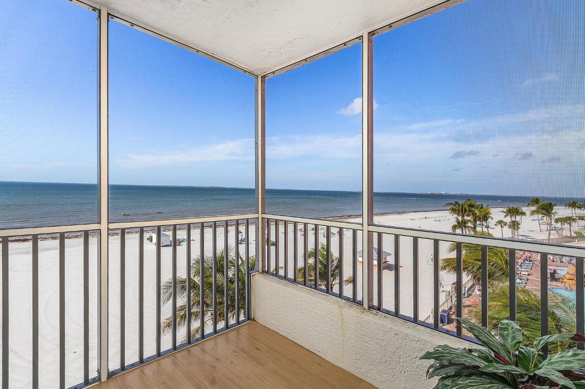 Estero Island 2br: Ocean Views, Pool & Bbq Area
