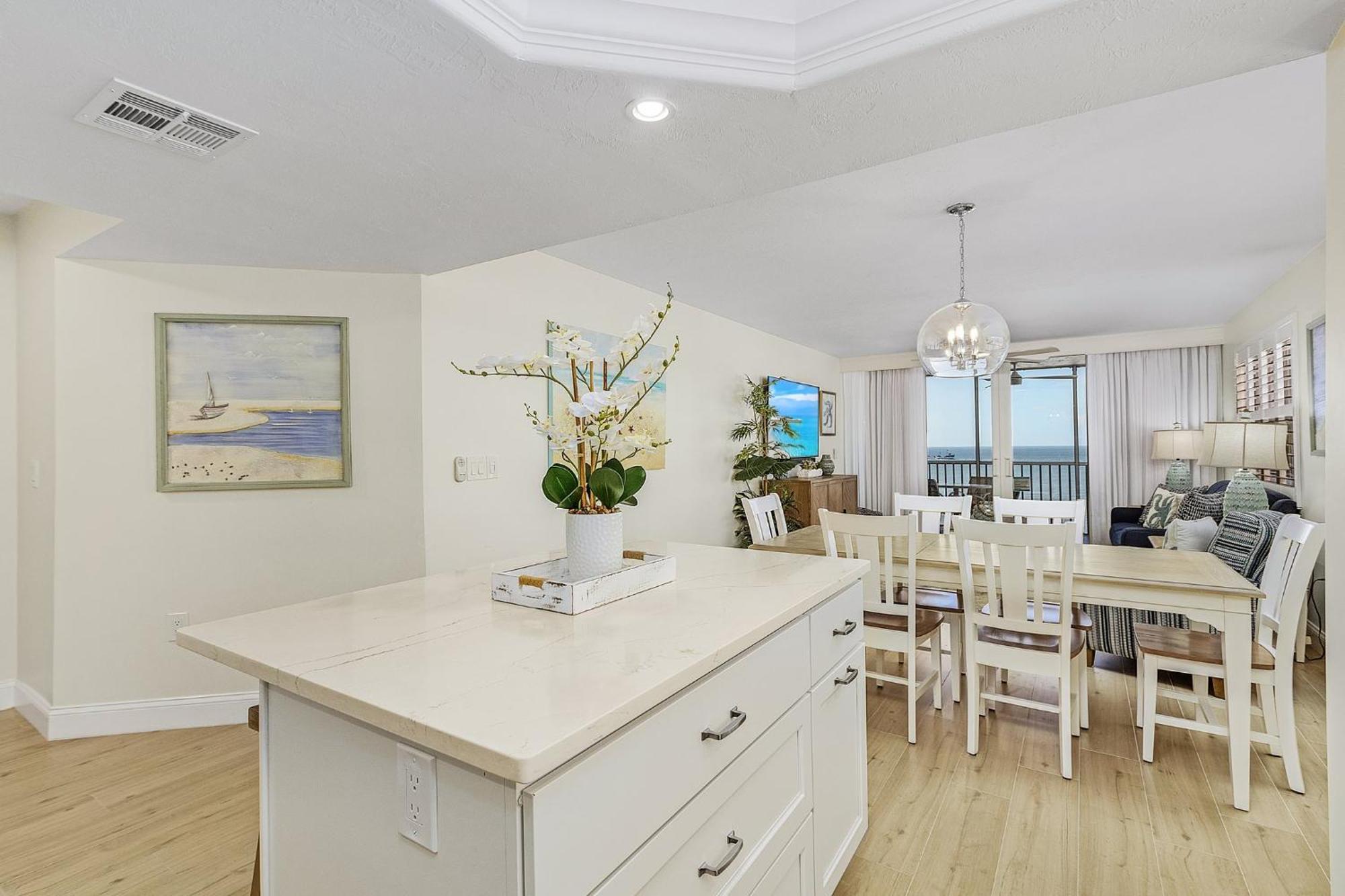Estero Island 2br: Ocean Views, Pool & Bbq Area *