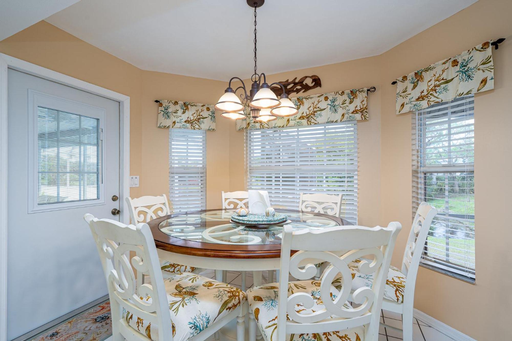 Sunset Special: 3br Oasis, Heated Pool, Views