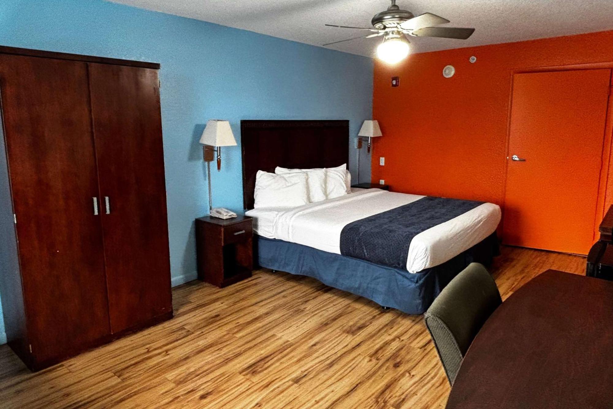 Hotel Ramada By Wyndham Flamingo Water Park Kissimmee