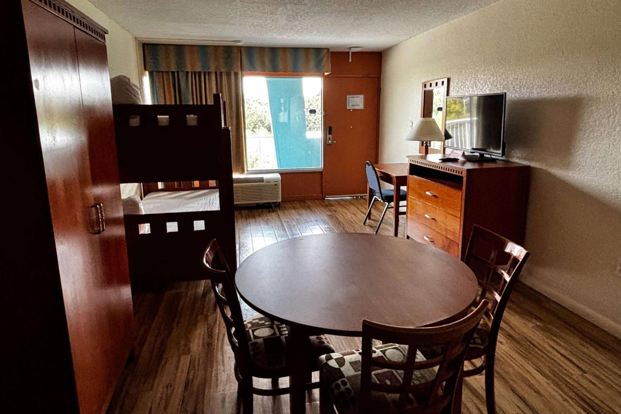 Ramada By Wyndham Flamingo Water Park Hotel Kissimmee
