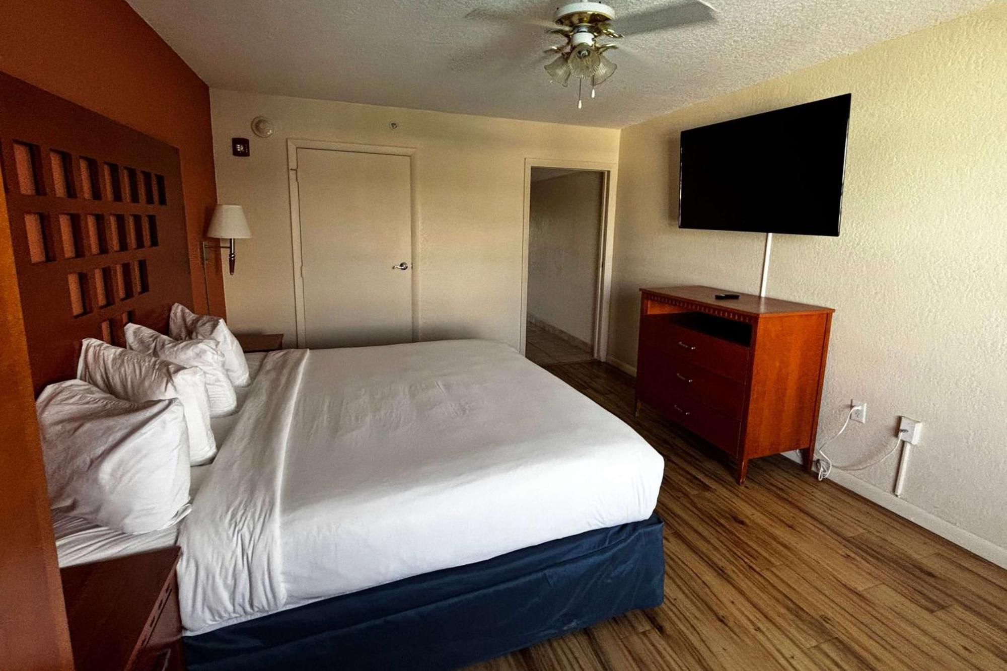 Hotel Ramada By Wyndham Flamingo Water Park Kissimmee