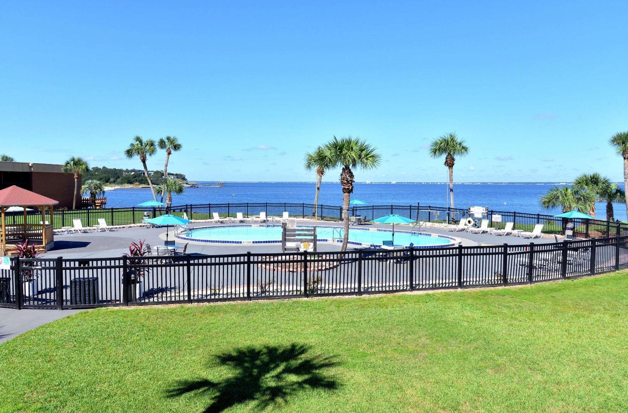 Hotel Quality & Bayside Near Pensacola 2*