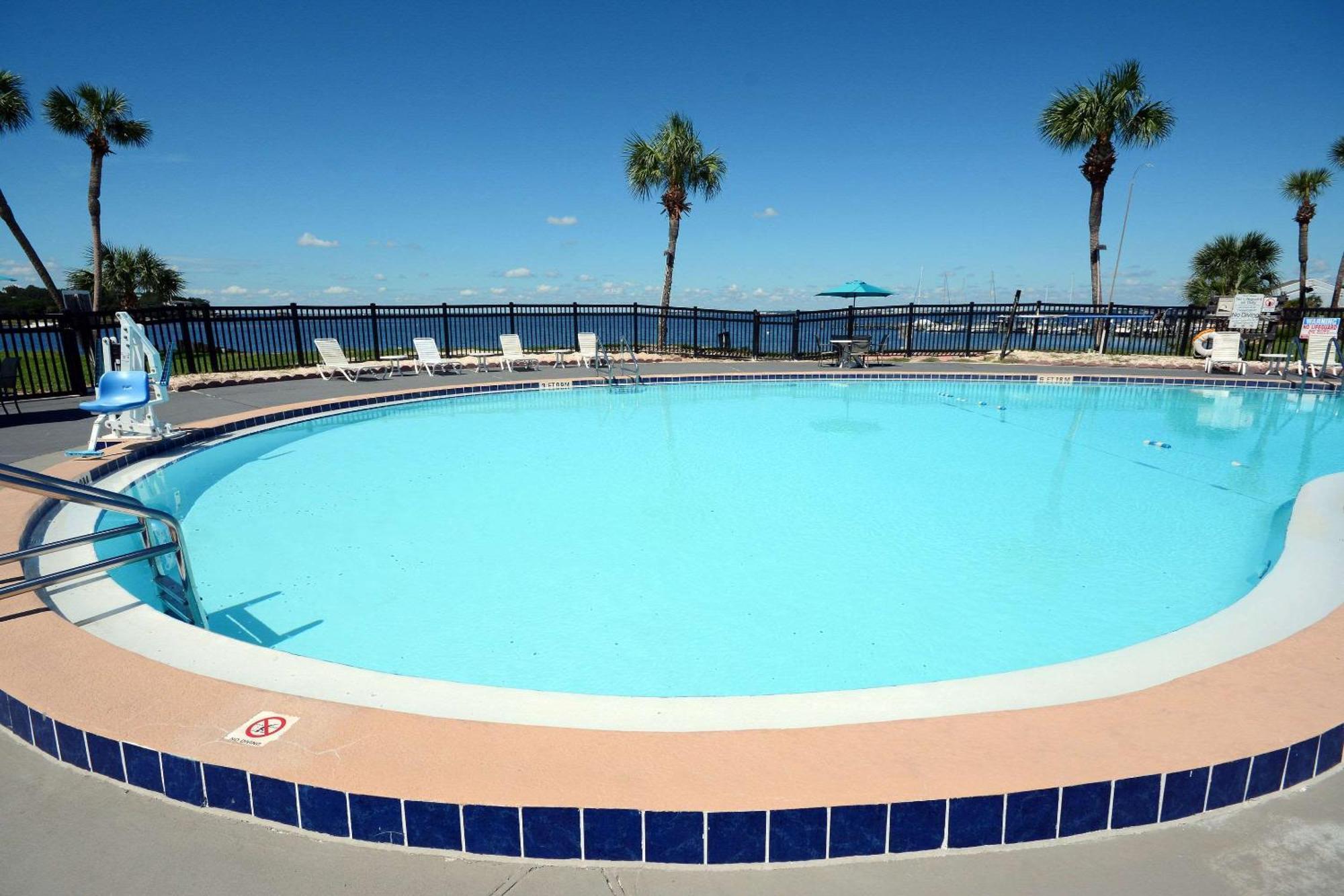 Quality & Bayside Near Pensacola Hotel Gulf Breeze