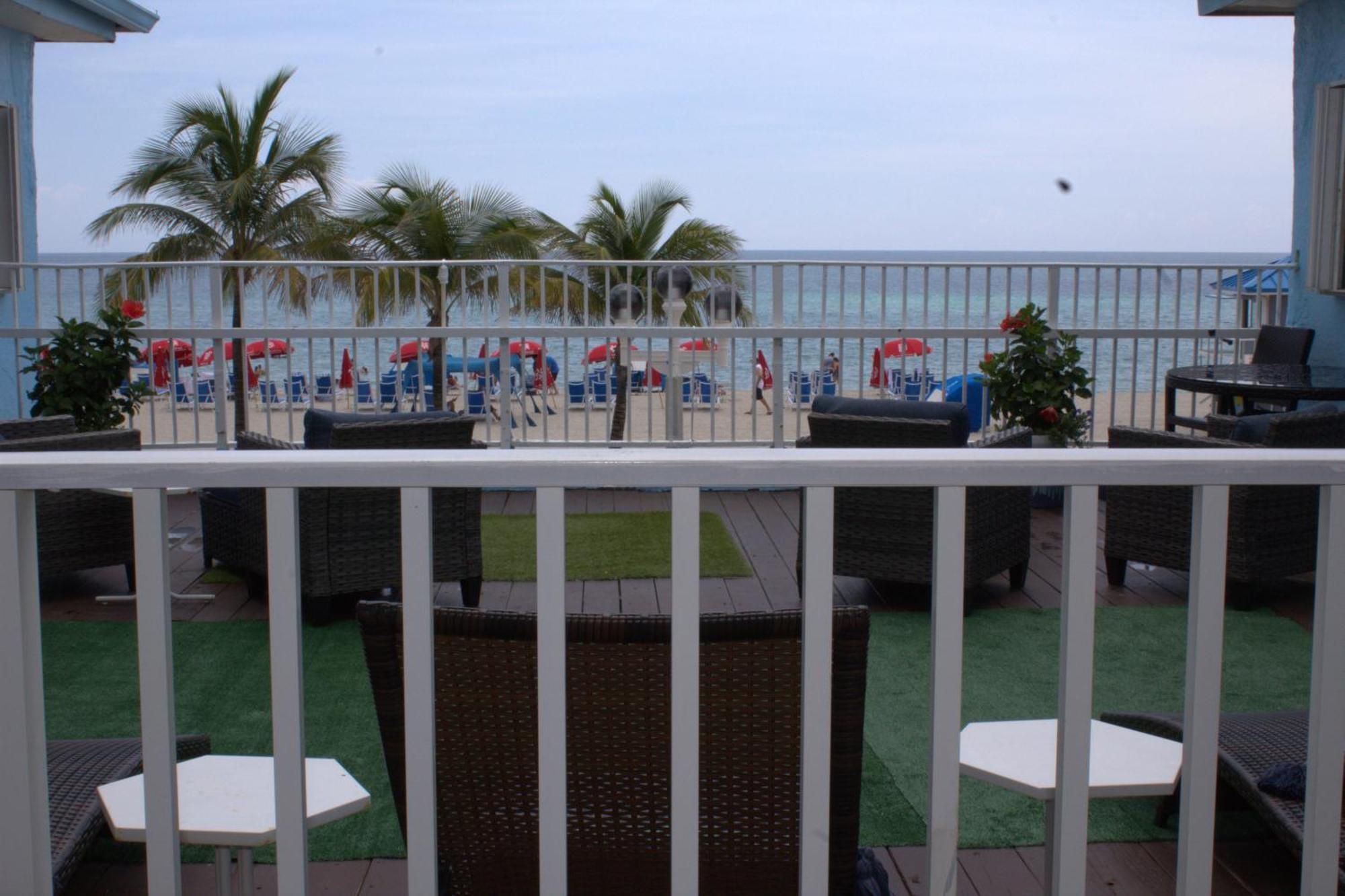 Golden Oceanfront Motel 3*