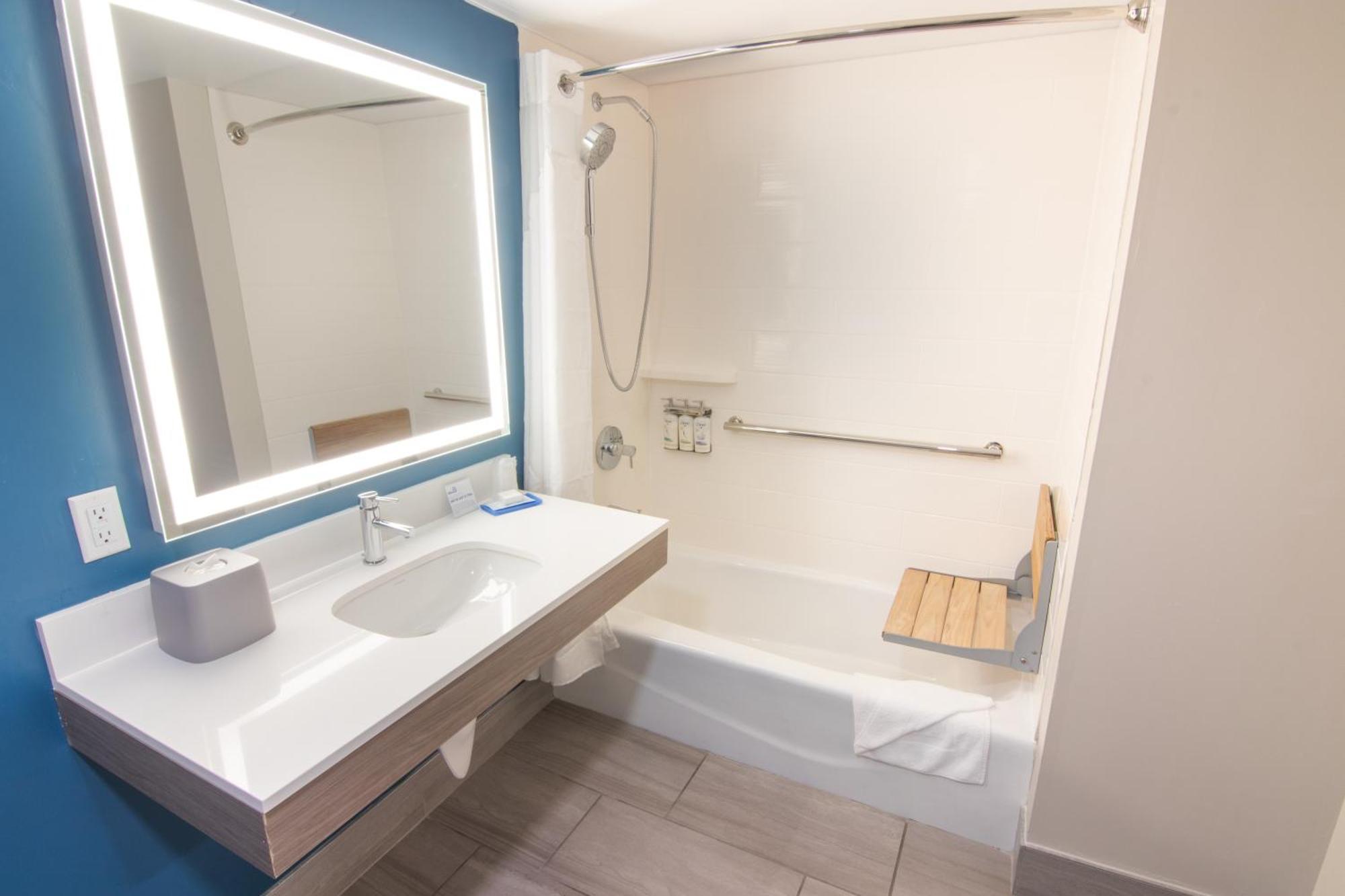 Express And Lauderdale Airport West By Ihg Hotel