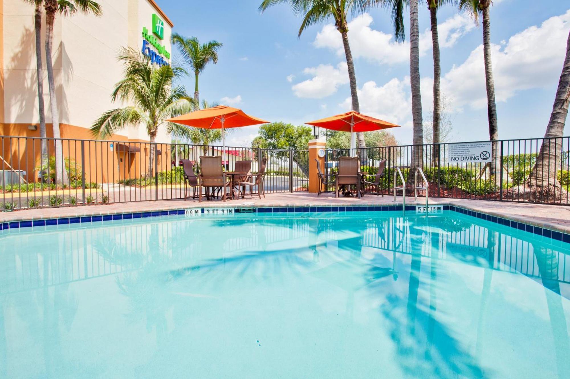 Express And Lauderdale Airport West By Ihg Hotel 3*