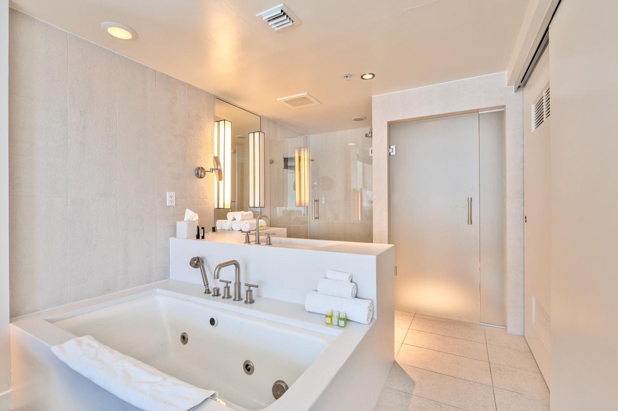 Stylish 1br With 5 Star Amenities And Stunning Views Apartment